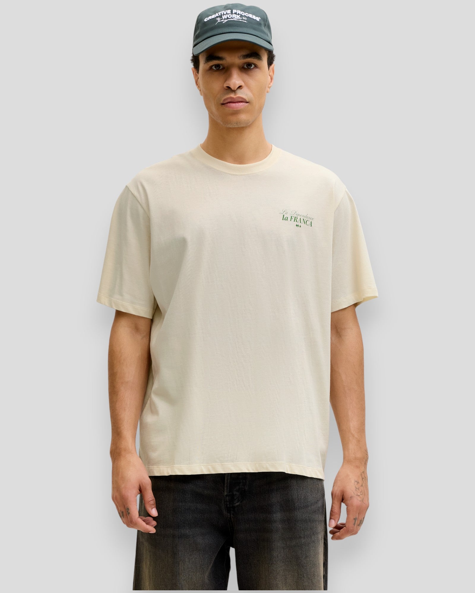 Jack & Jones Paradise Island Tee i antik hvid med rund hals, vises på model på billedet.