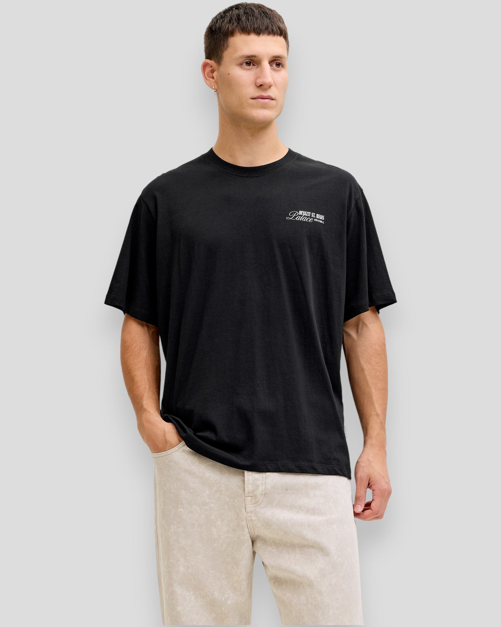 Sort Jack & Jones Paradise Island Tee SS med rund hals, vises med close-up af t-shirt i billedet.