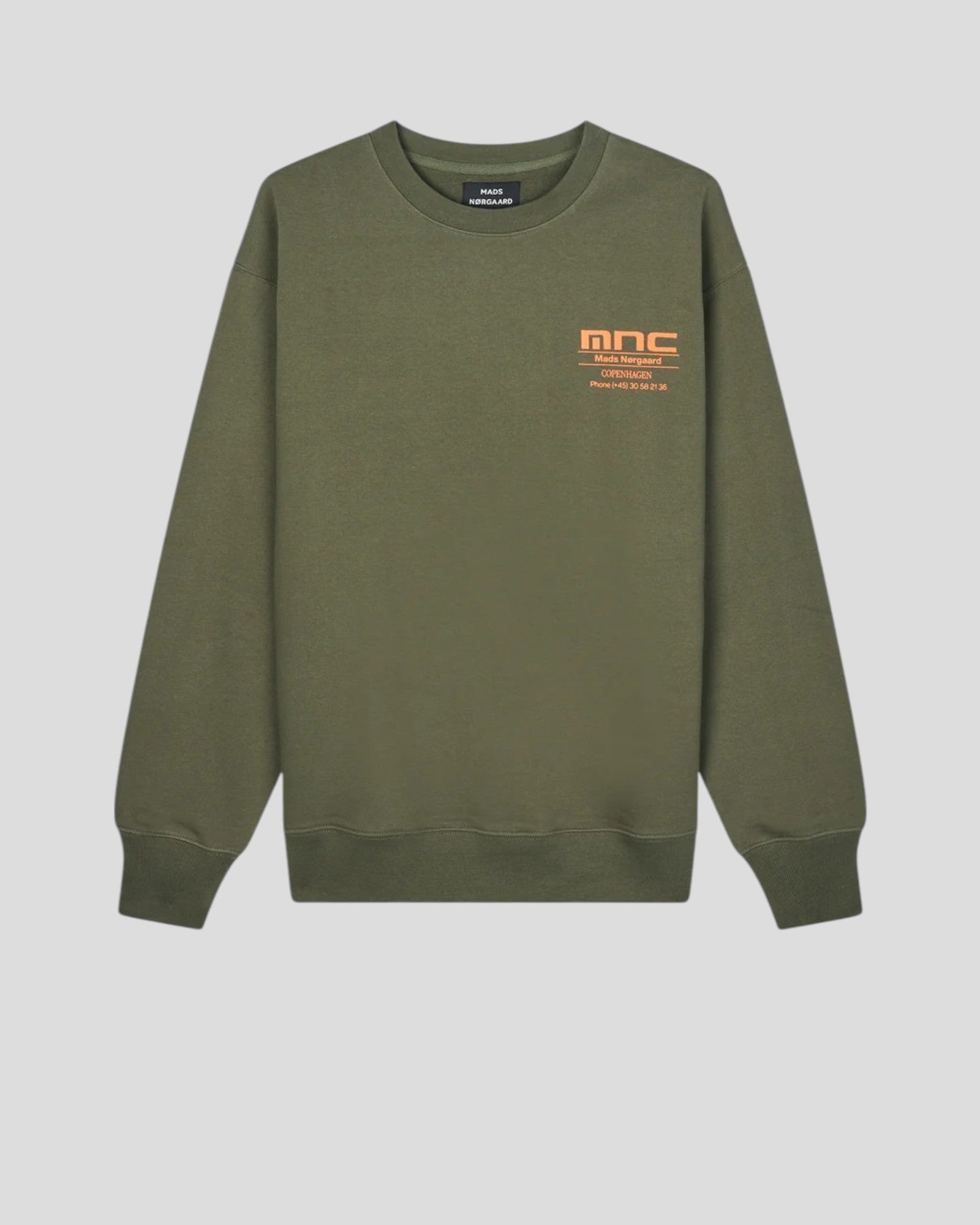 Mads Nørgaard Compact Cotton MNC Crew i Kalamata – en stilfuld crewneck i en dyb Kalamata farve, lavet af kvalitetsbomuld for komfort hele dagen.