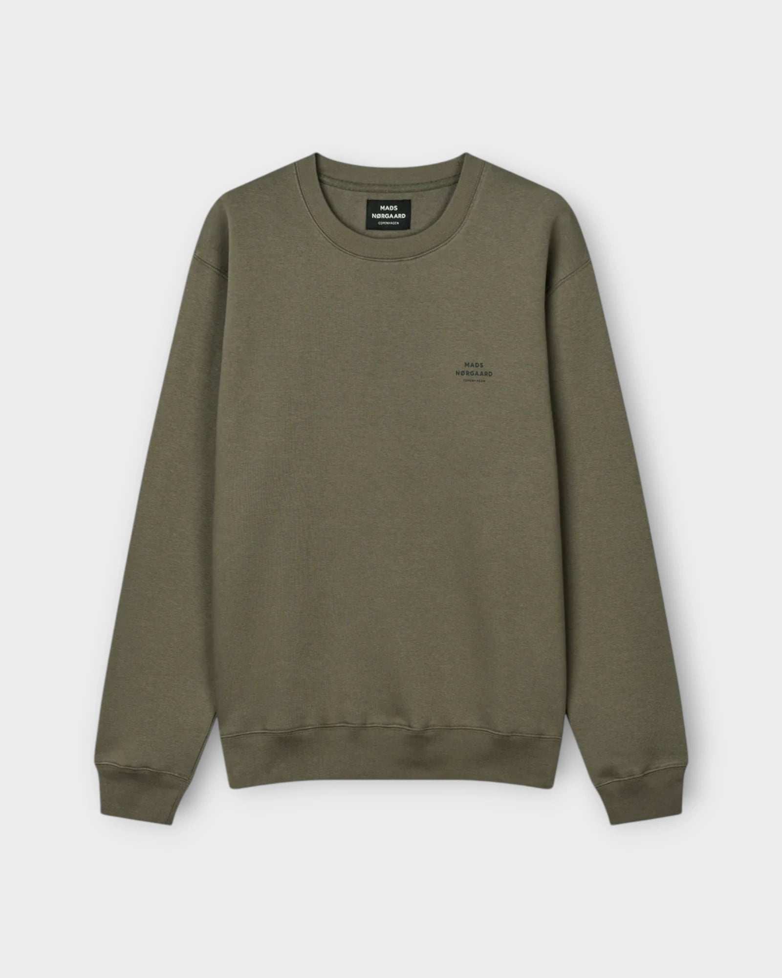 Crew Logo Sweat Bungee Cord - Khaki farvet Mads Nørgaard Herre Sweatshirt. Her set forfra.