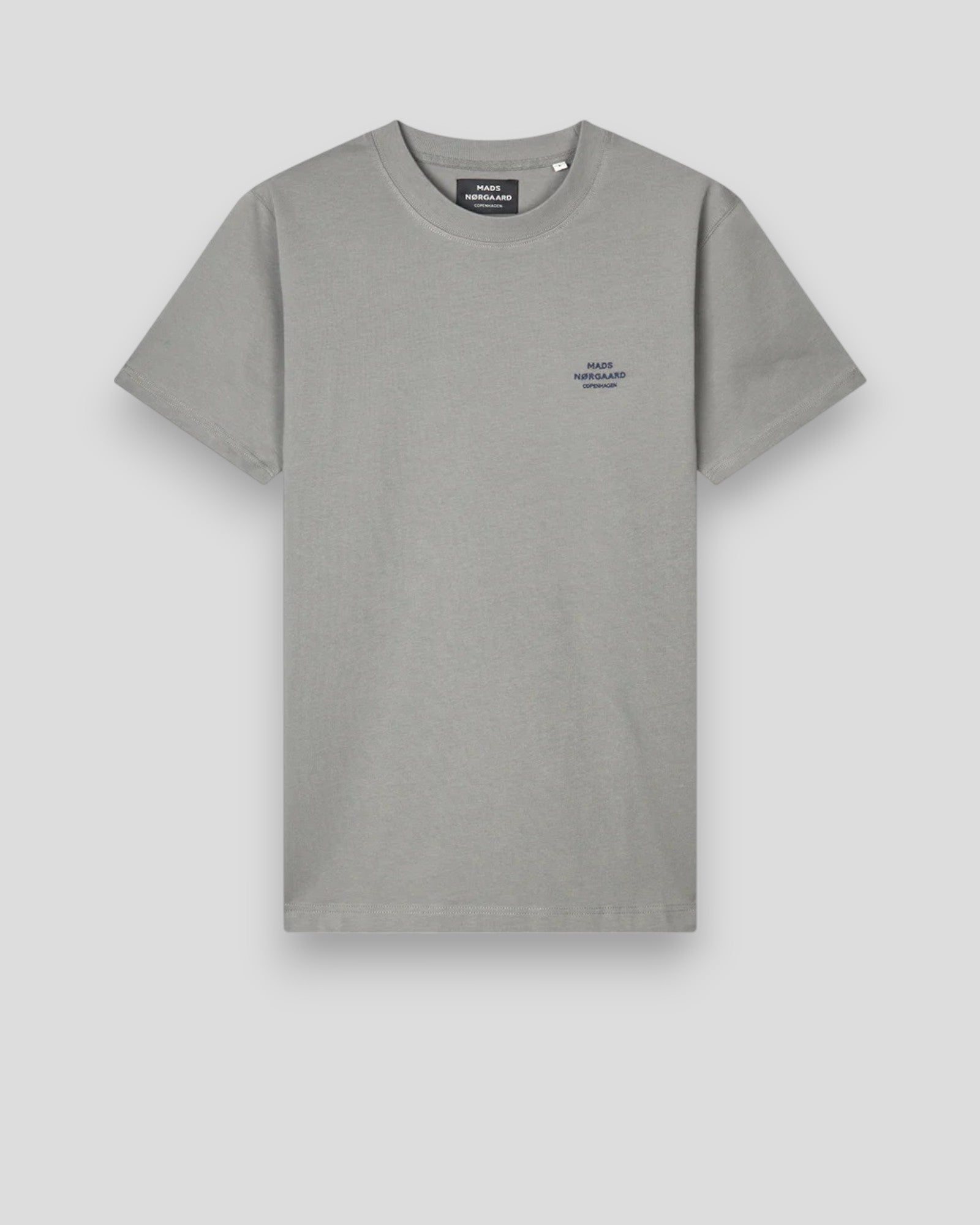 Mads Nørgaard Frode Emb Logo Tee i Moon Mist – en stilfuld t-shirt i en blød Moon Mist farve med diskret logo, perfekt til casual outfits.