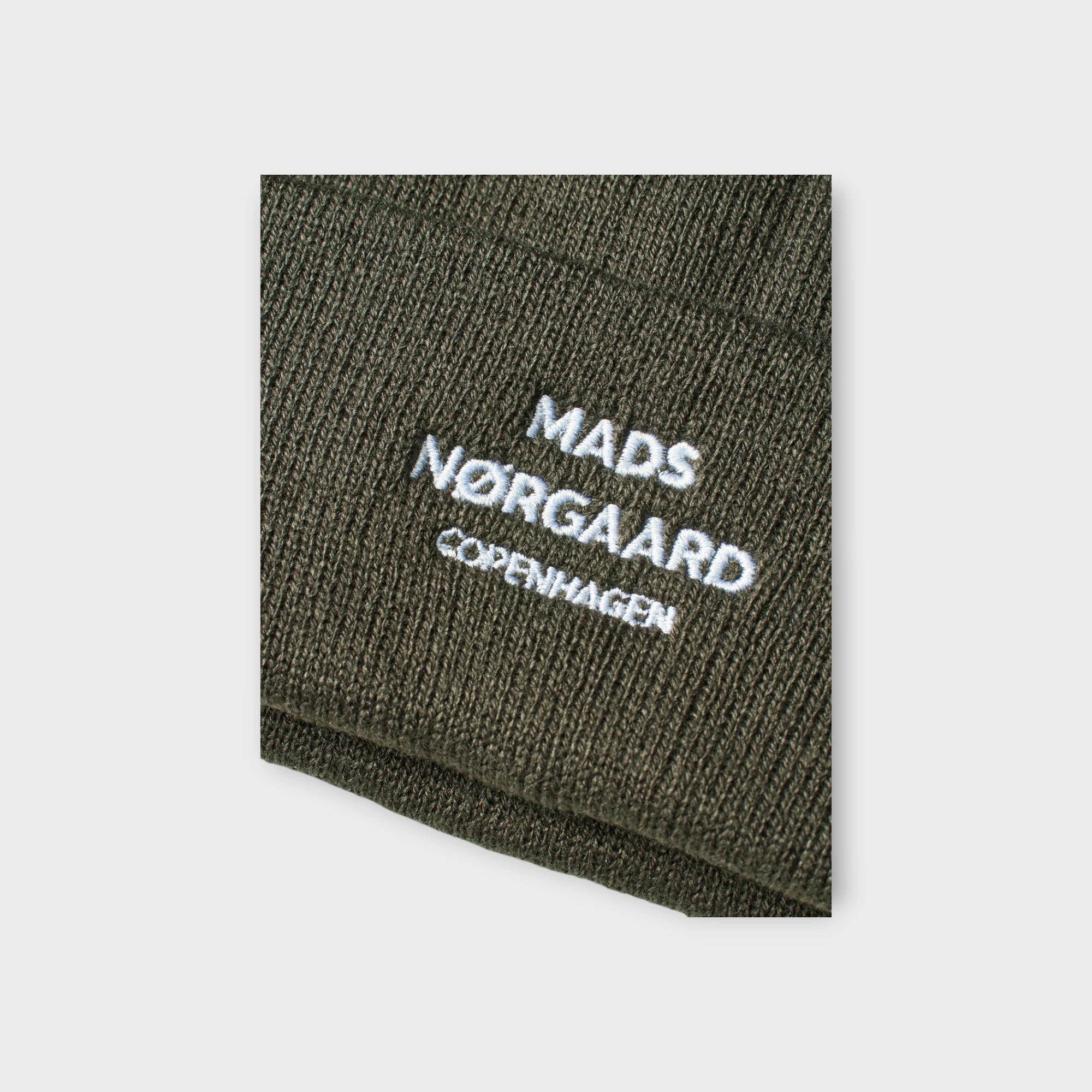 Mørkegrå Mads Nørgaard Hue til Mænd - Isak Logo Ambas Beanie Beluga. Her set i closeup.