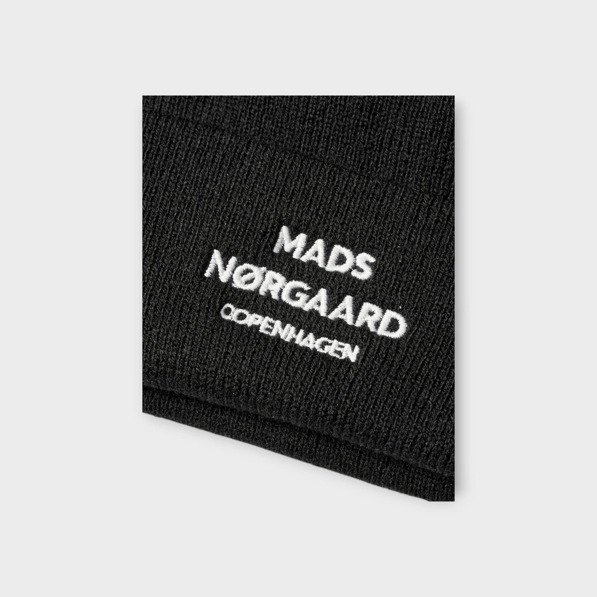 Sort Mads Nørgaard Hue til Mænd - Isak Logo Ambas Beanie Black. Her set i closeup.