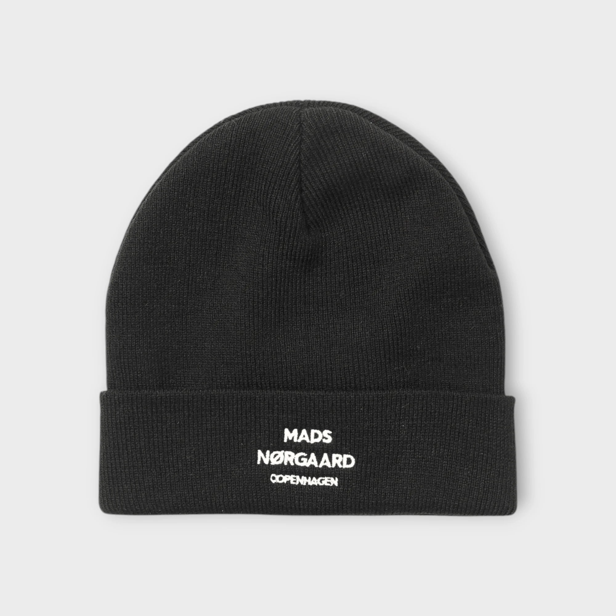 Sort Mads Nørgaard Hue til Mænd - Isak Logo Ambas Beanie Black. Her set forfra.