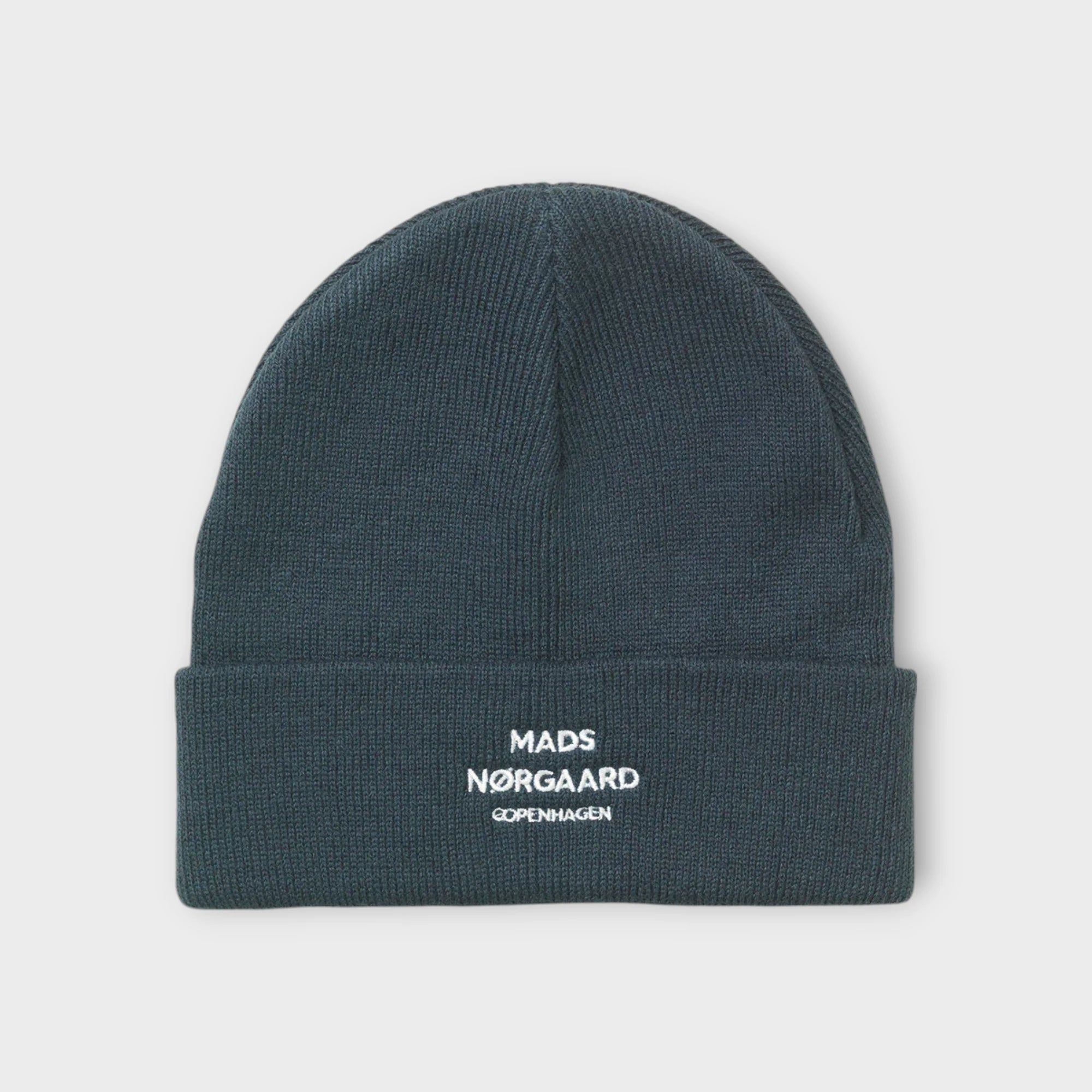 Blå Mads Nørgaard Hue til Mænd - Isak Logo Ambas Beanie Midnight Navy. Her set forfra.