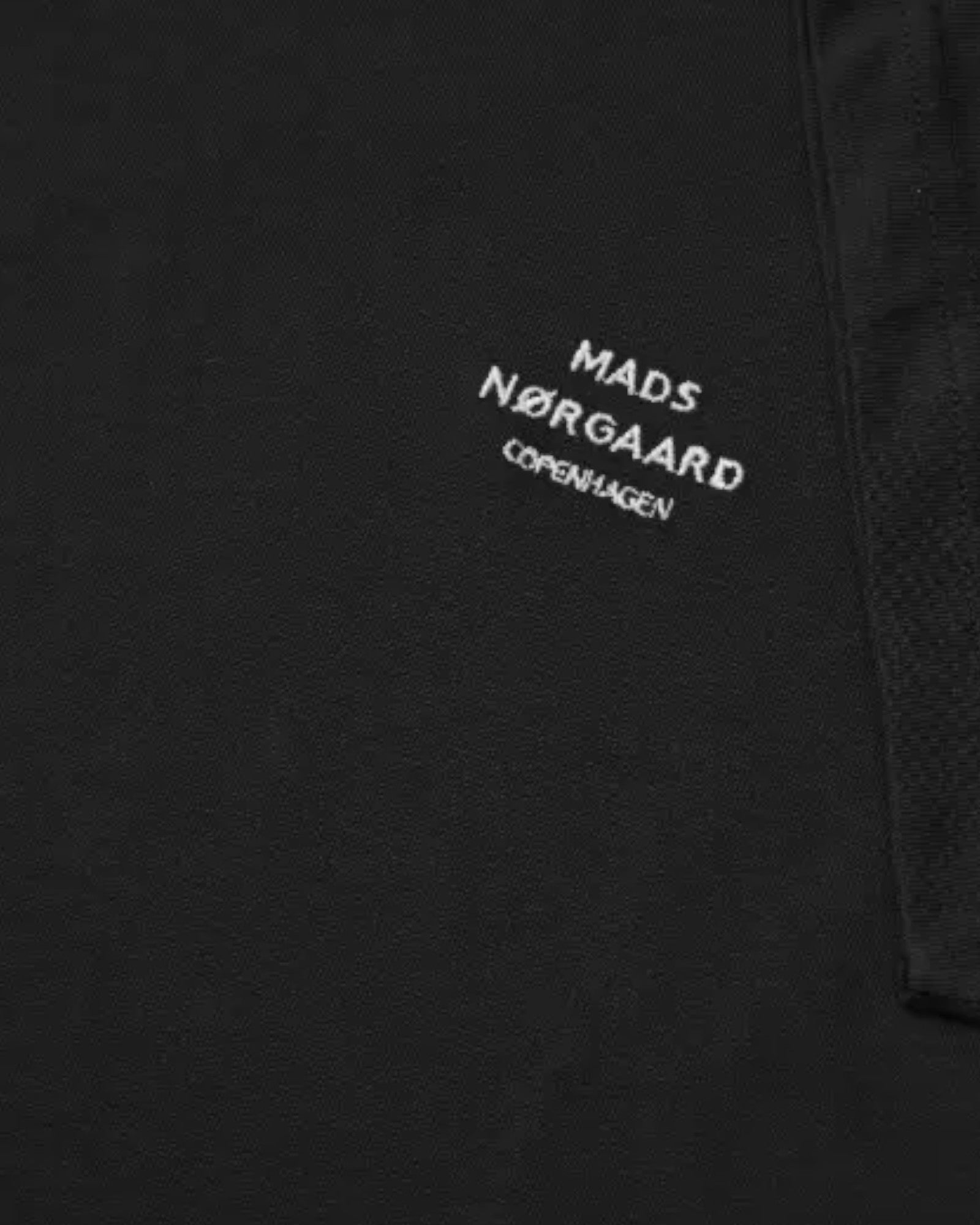 Sort Mads Nørgaard Cotton Jersey Frode Logo T-shirt med rund hals og logo foran, afslappet og stilfuld.