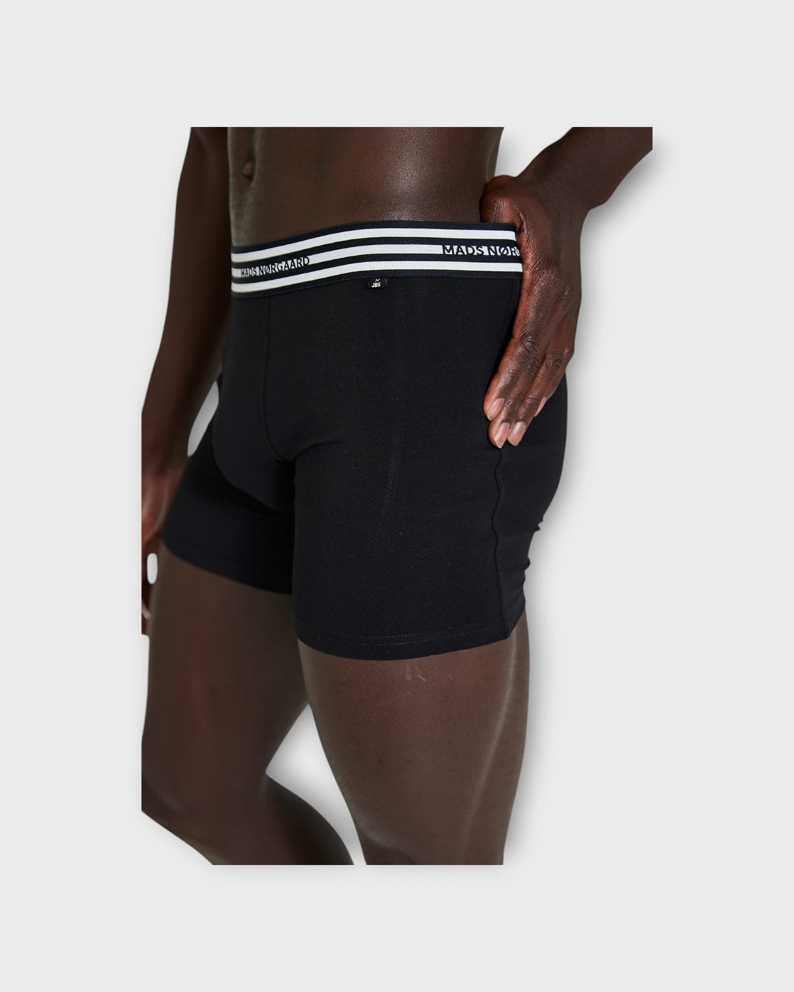 Mads Nørgaard X JBS 5-Pack Giftbox Underwear - Black/Multi Bambus Undertøj. Her set på model fra siden.