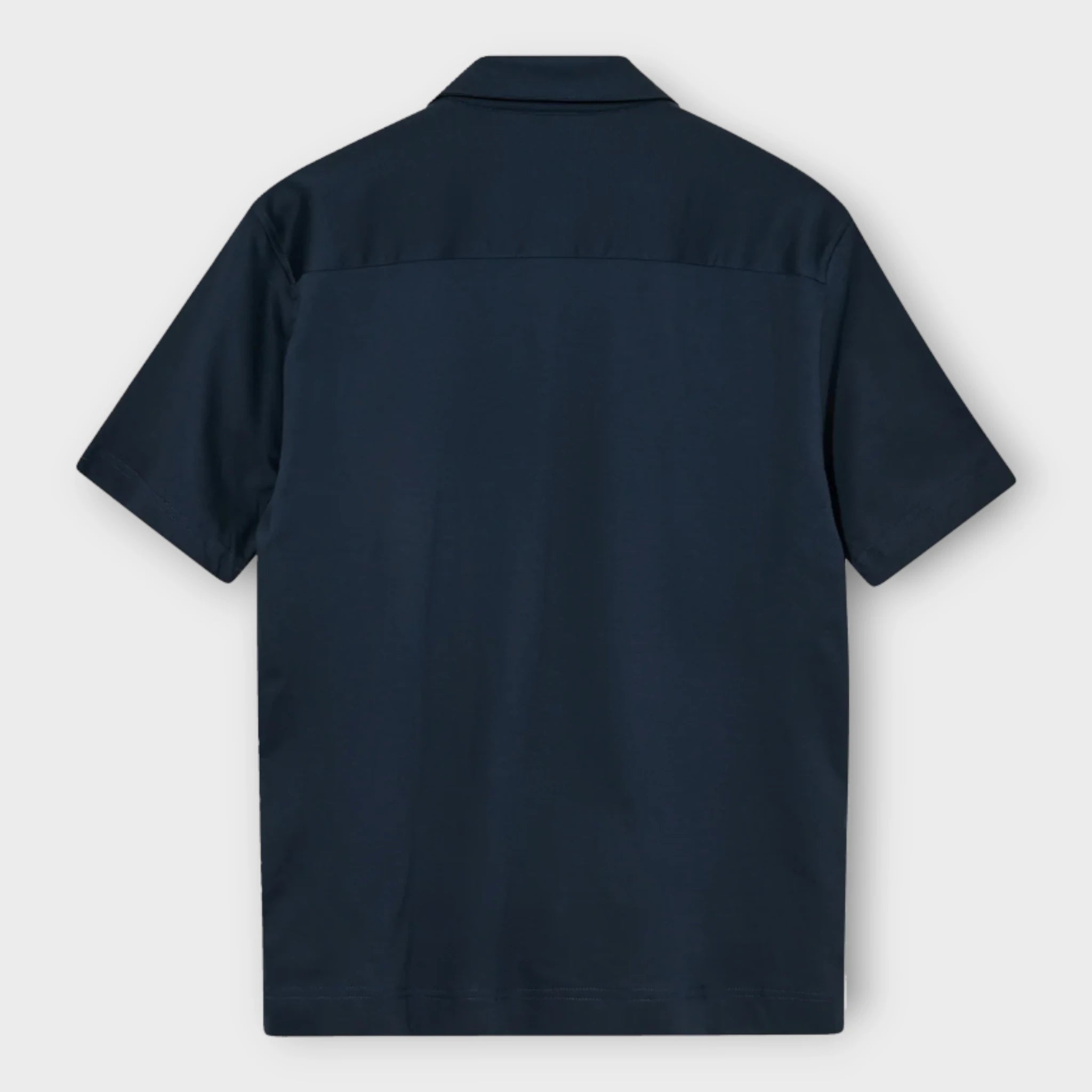 Marco Cuban SS Shirt  Navy, mørkeblå kortærmet skjorte med cubakrave fra Mos Mosh Gallery. Her set bagfra.