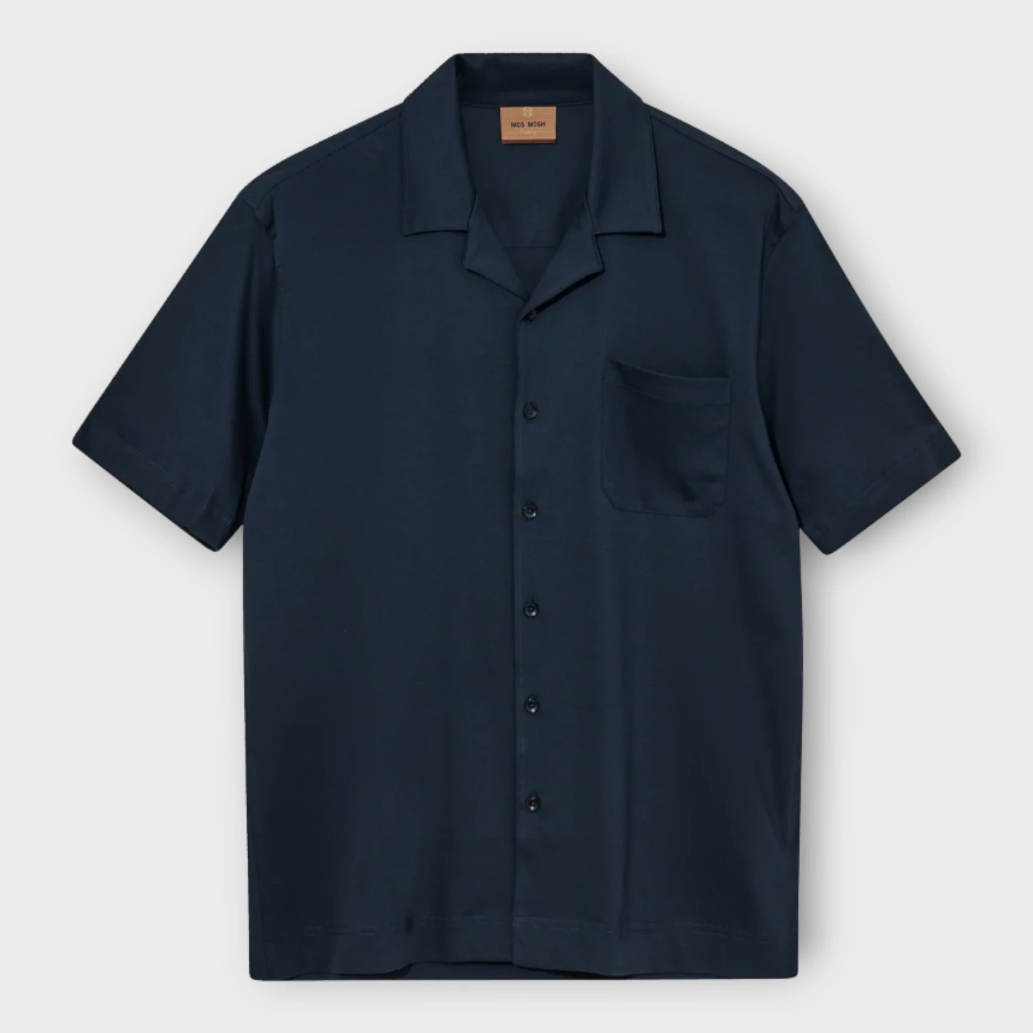 Marco Cuban SS Shirt  Navy, mørkeblå kortærmet skjorte med cubakrave fra Mos Mosh Gallery. Her set forfra.