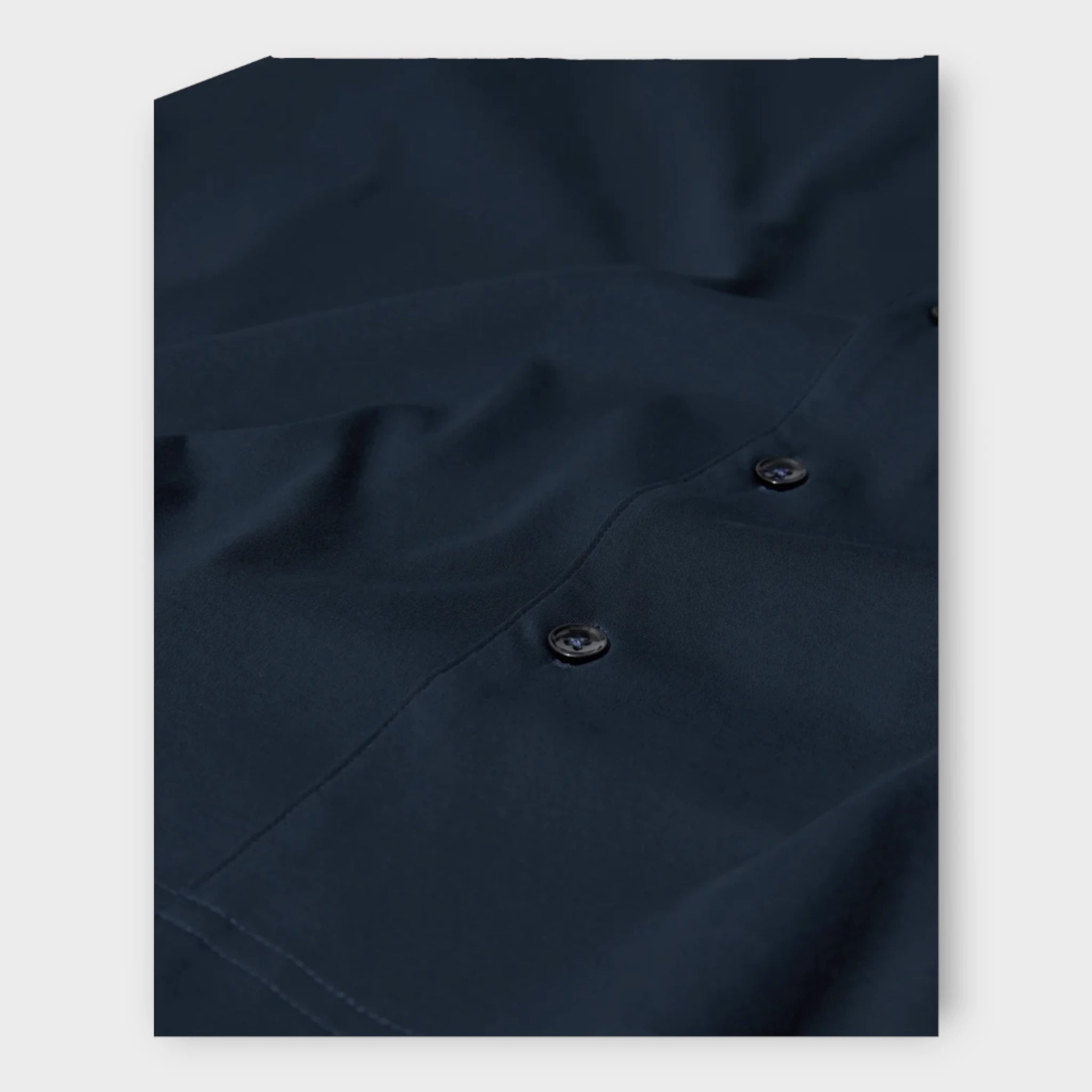 Marco Cuban SS Shirt  Navy, mørkeblå kortærmet skjorte med cubakrave fra Mos Mosh Gallery. Her ses et closeup af selve kvaliteten.
