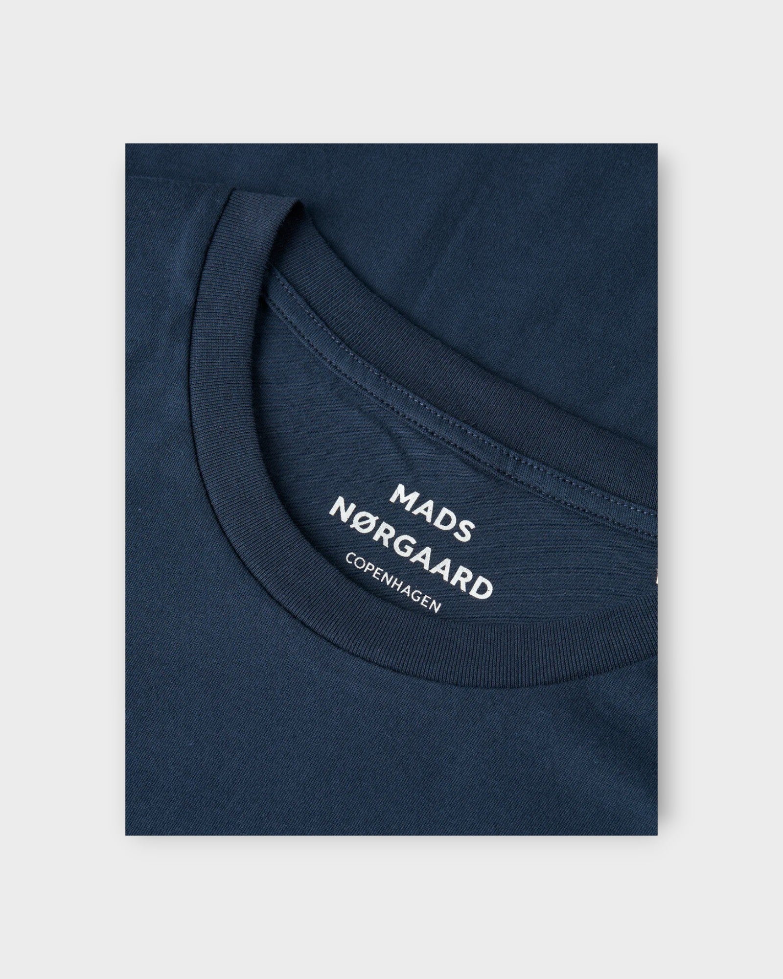 Thor Organic Tee Navy - Mørkeblå Mads Nørgaard T-shirt til Mænd. Her ses nakke logoet.