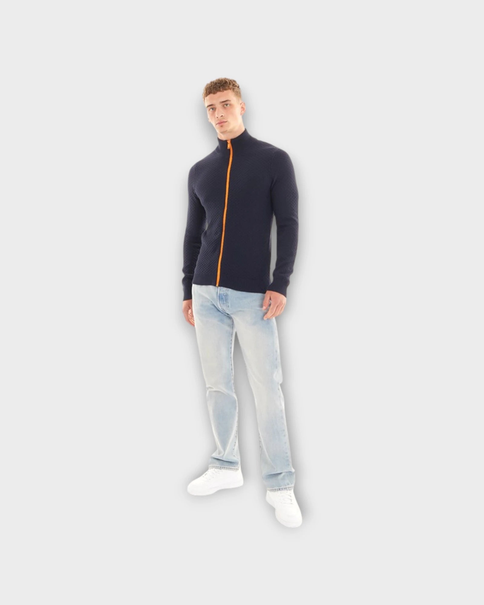 Harbour Zip Navy - Mørkeblå Nielsen & Svane Strik med Lynlås til Mænd. Her set på model forfra.