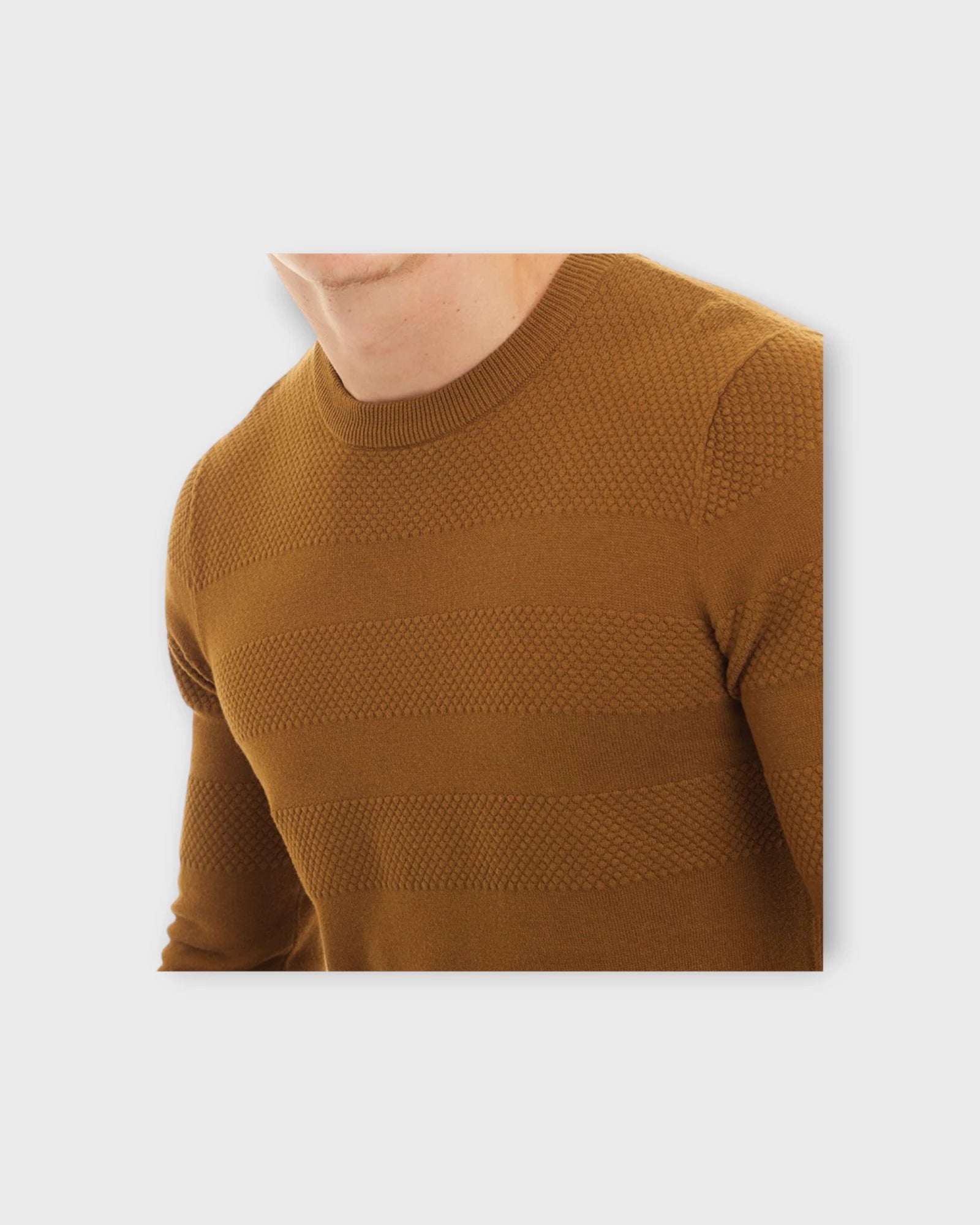 Sailor Crew Neck Brown - Brun Nielsen og Svane Herre Strik. Her set i closeup.