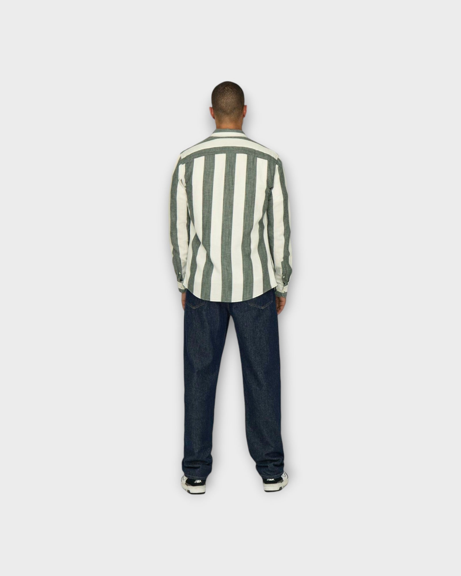 Only And Sons Arlo LS Stripe Linen Shirt Duffel Bag.  Grøn stribet langærmet hørskjorte til mænd. Her set på model bagfra.