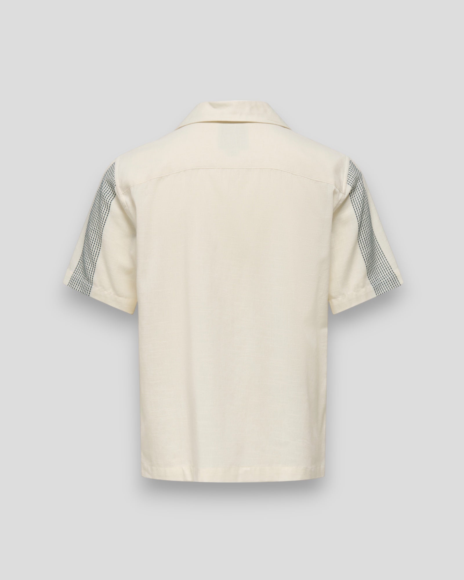 Antique White Seio broderi-skjorte til mænd fra Only and Sons – kortærmet og let til sommer