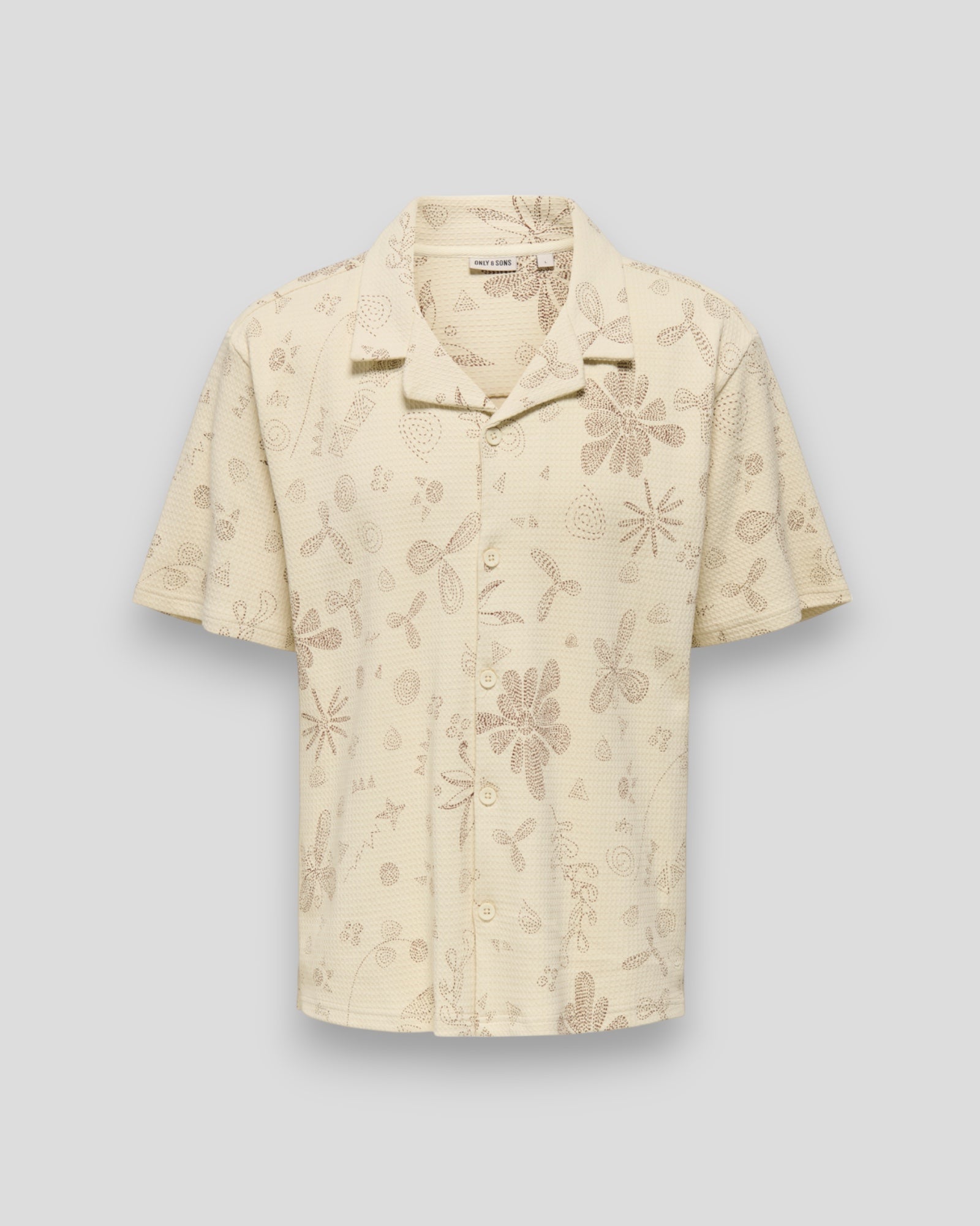 Only and Sons Baggio Relaxed Fit AOP Jersey Shirt – lys sand, kortærmet herreskjorte med all-over print. Her set forfra. 