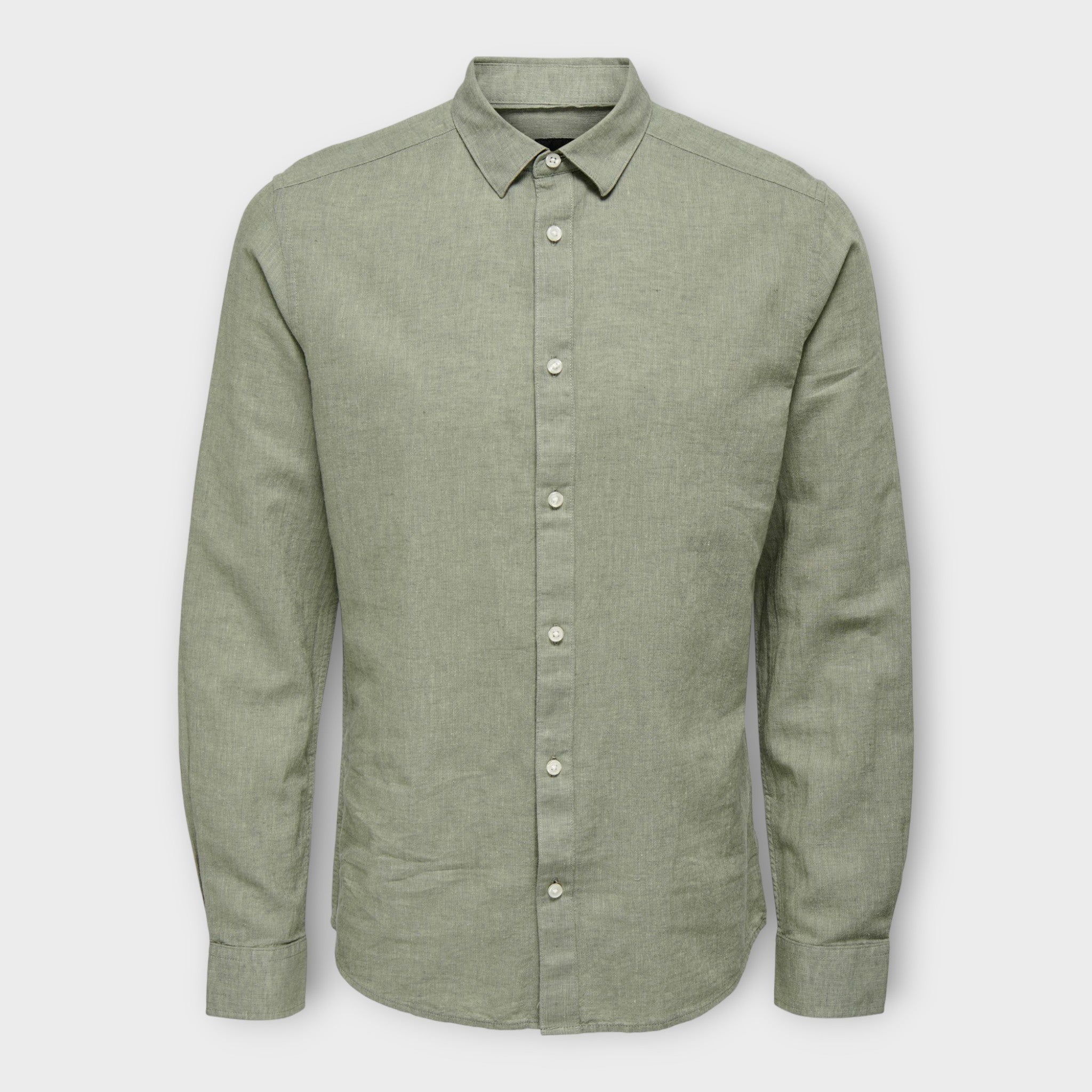 Only and Sons Caiden  LS Solid Linen Shirt  Swamp, langærmet grøn hørskjorte til mænd. Her set forfra.