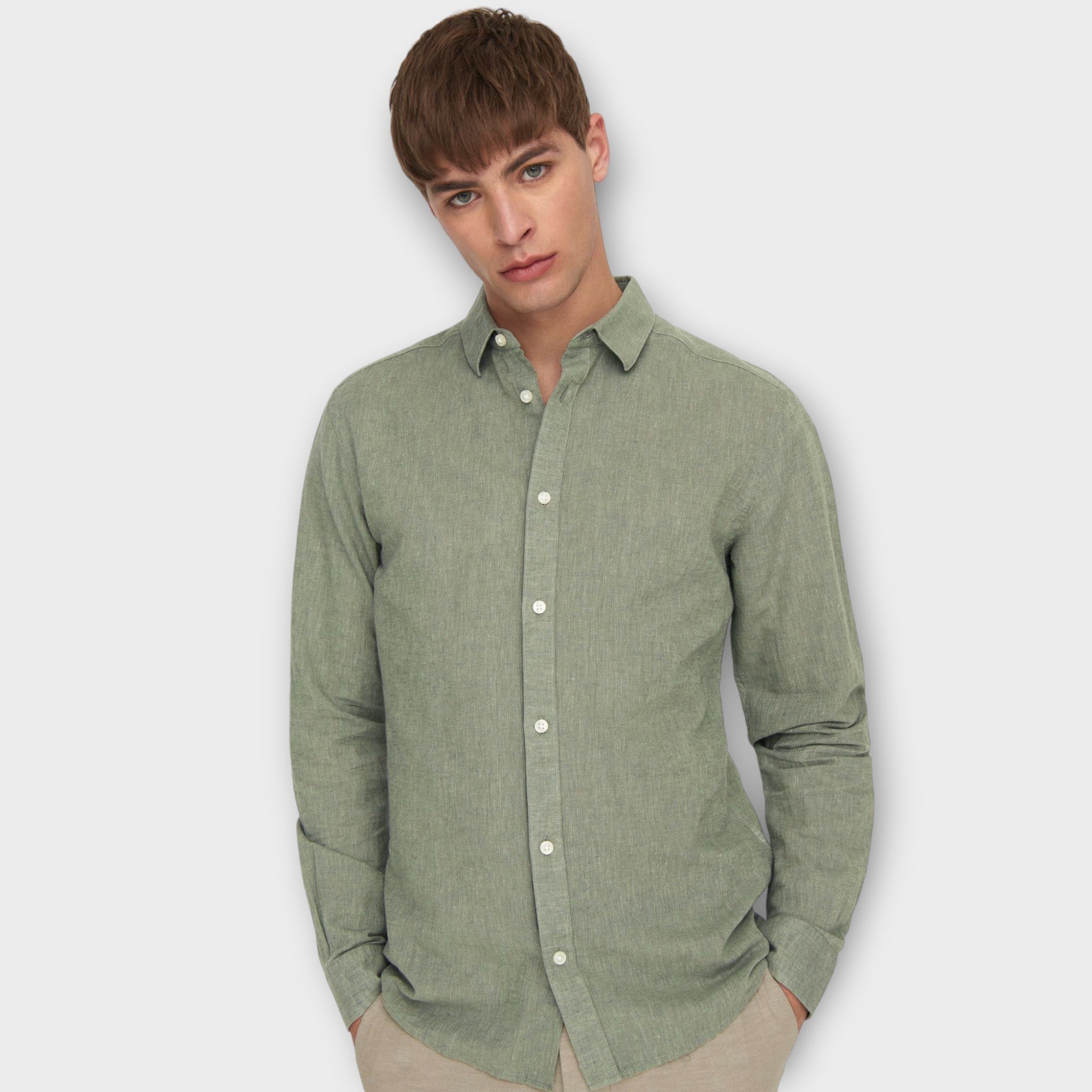 Only and Sons Caiden  LS Solid Linen Shirt  Swamp, langærmet grøn hørskjorte til mænd. Her set på mandelig model i closeup forfra.