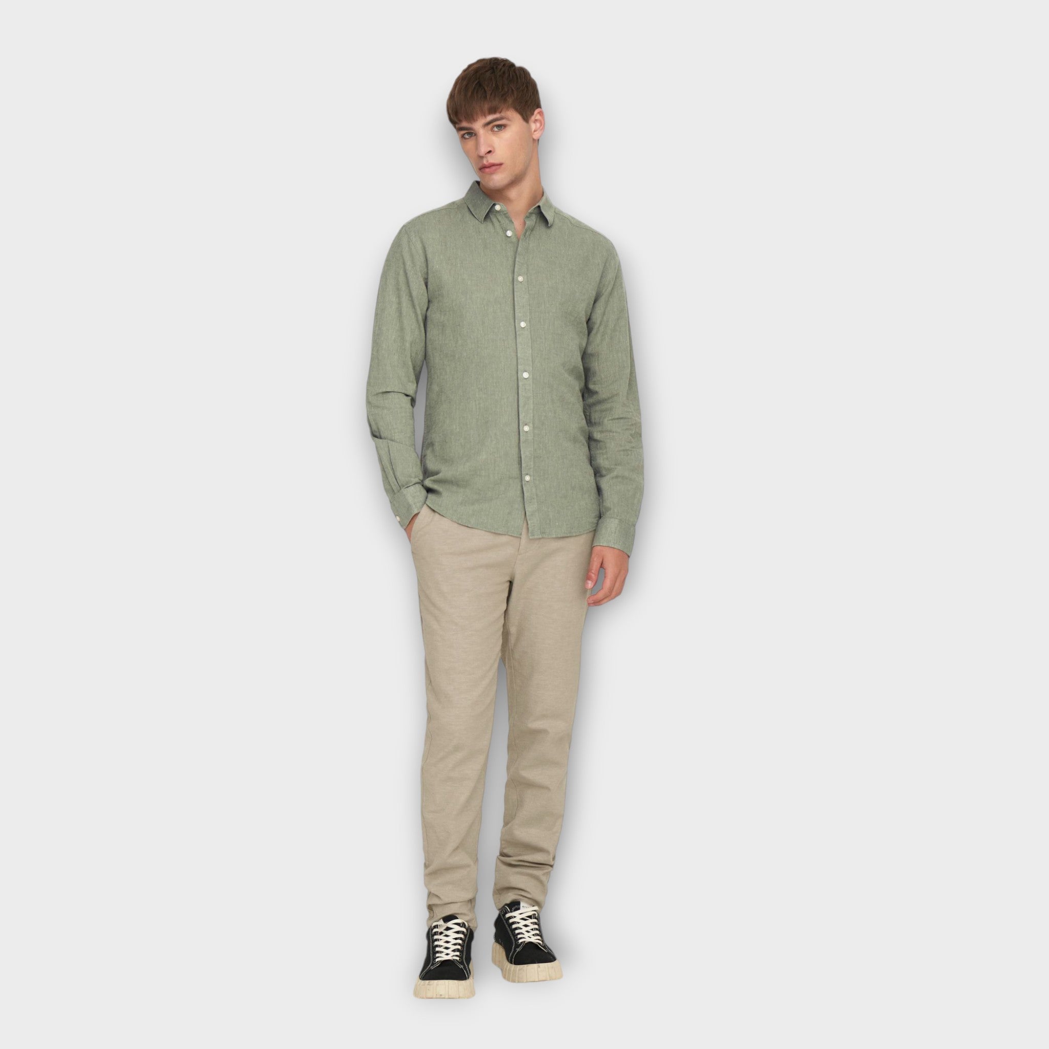 Only and Sons Caiden  LS Solid Linen Shirt  Swamp, langærmet grøn hørskjorte til mænd. Her set model i fuld figur.