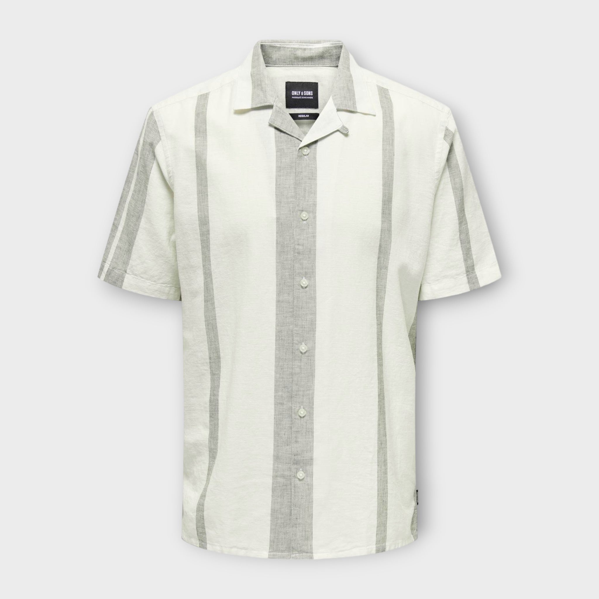 Only And Sons Caiden Stripe Linen Resort Shirt Dusty Olive. Lækker kortærmet råhvid stribet hørskjorte med Cuba Krave. Her set forfra.