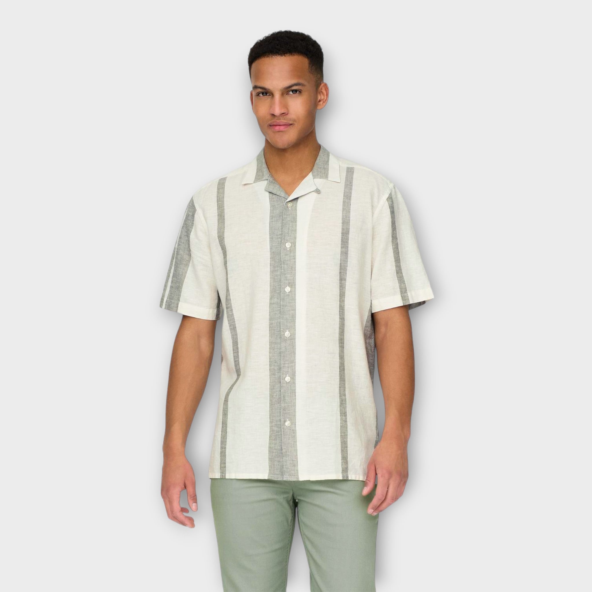 Only And Sons Caiden Stripe Linen Resort Shirt Dusty Olive. Lækker kortærmet råhvid stribet hørskjorte med Cuba Krave. Her set  på model forfra.