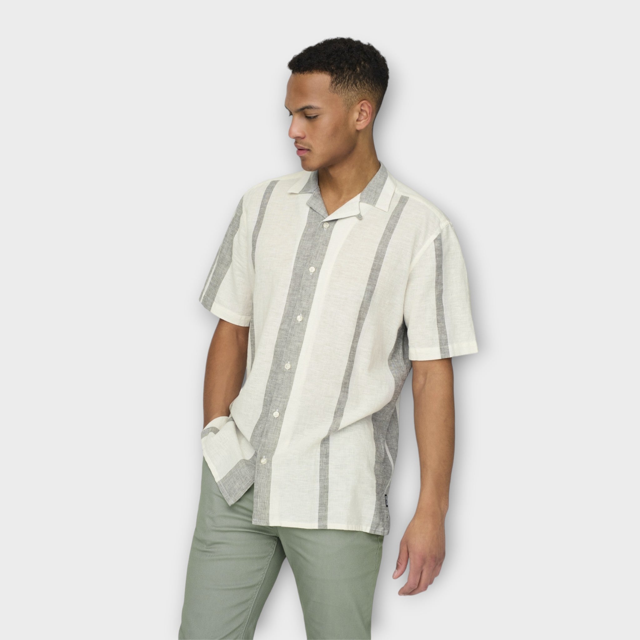 Only And Sons Caiden Stripe Linen Resort Shirt Dusty Olive. Lækker kortærmet råhvid stribet hørskjorte med Cuba Krave. Her set model fra siden.