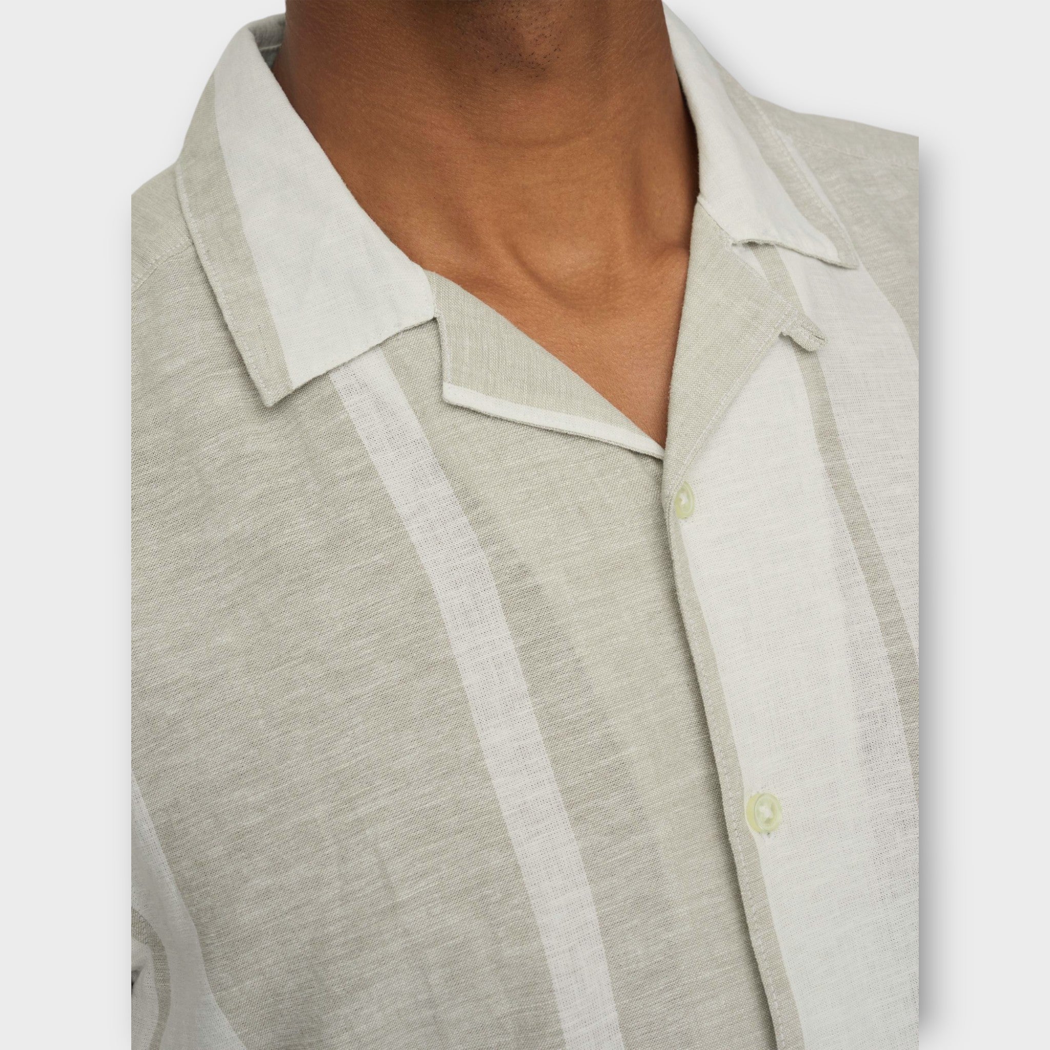 Only and Sons Caiden Stripe Linen Resort Shirt Khaki. Kortærmet sandfarvet stribet hørskjorte til mænd. Her ses skjorten i closeup.