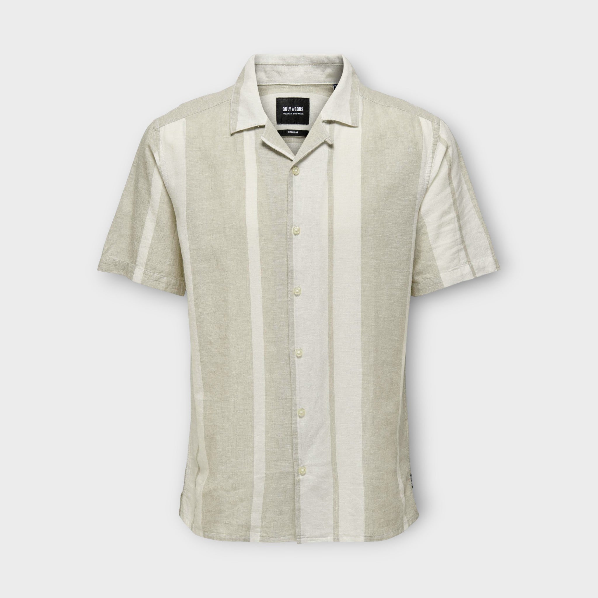 Only and Sons Caiden Stripe Linen Resort Shirt Khaki. Kortærmet sandfarvet stribet hørskjorte til mænd. Her set forfra.