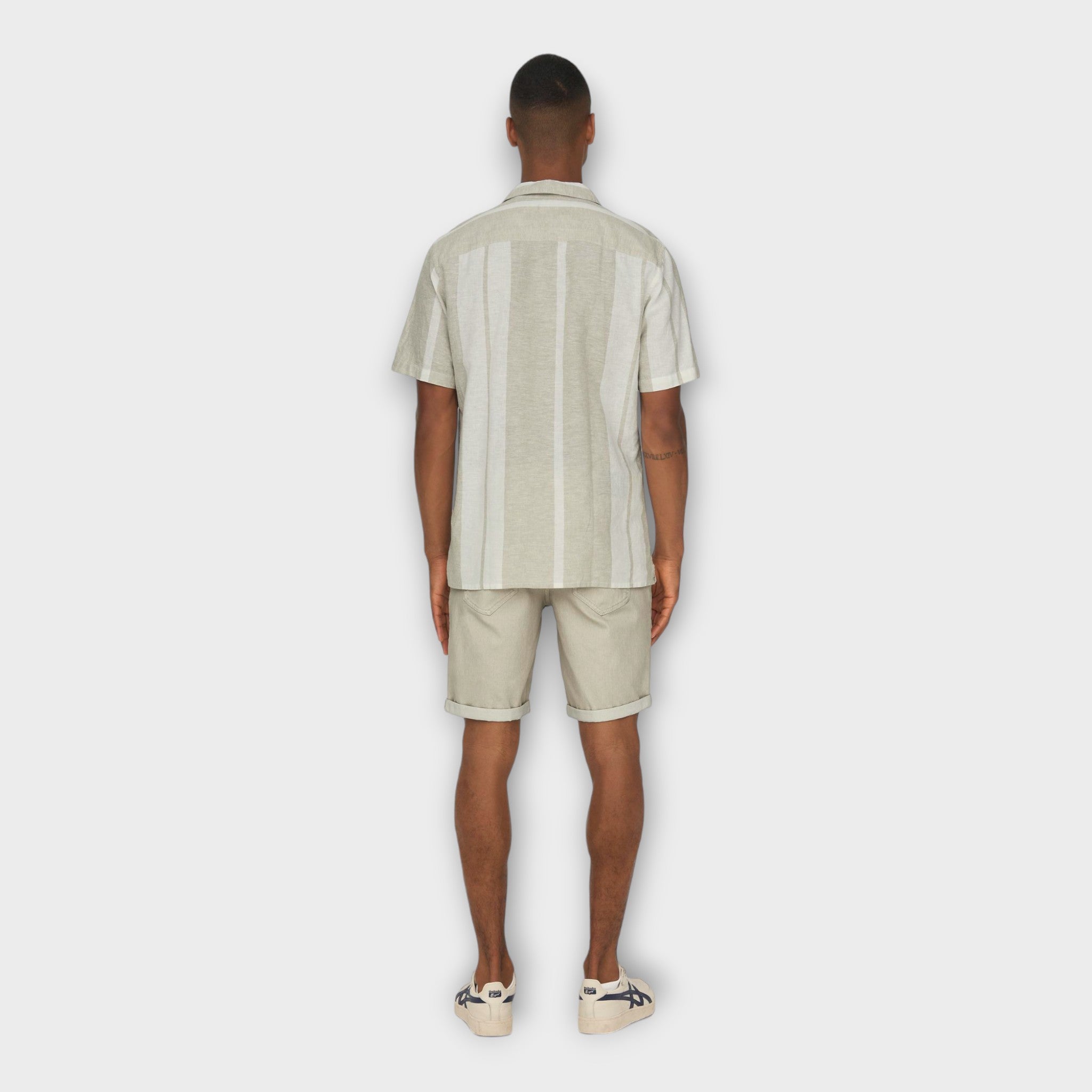Only and Sons Caiden Stripe Linen Resort Shirt Khaki. Kortærmet sandfarvet stribet hørskjorte til mænd. Her set på model bagfra.
