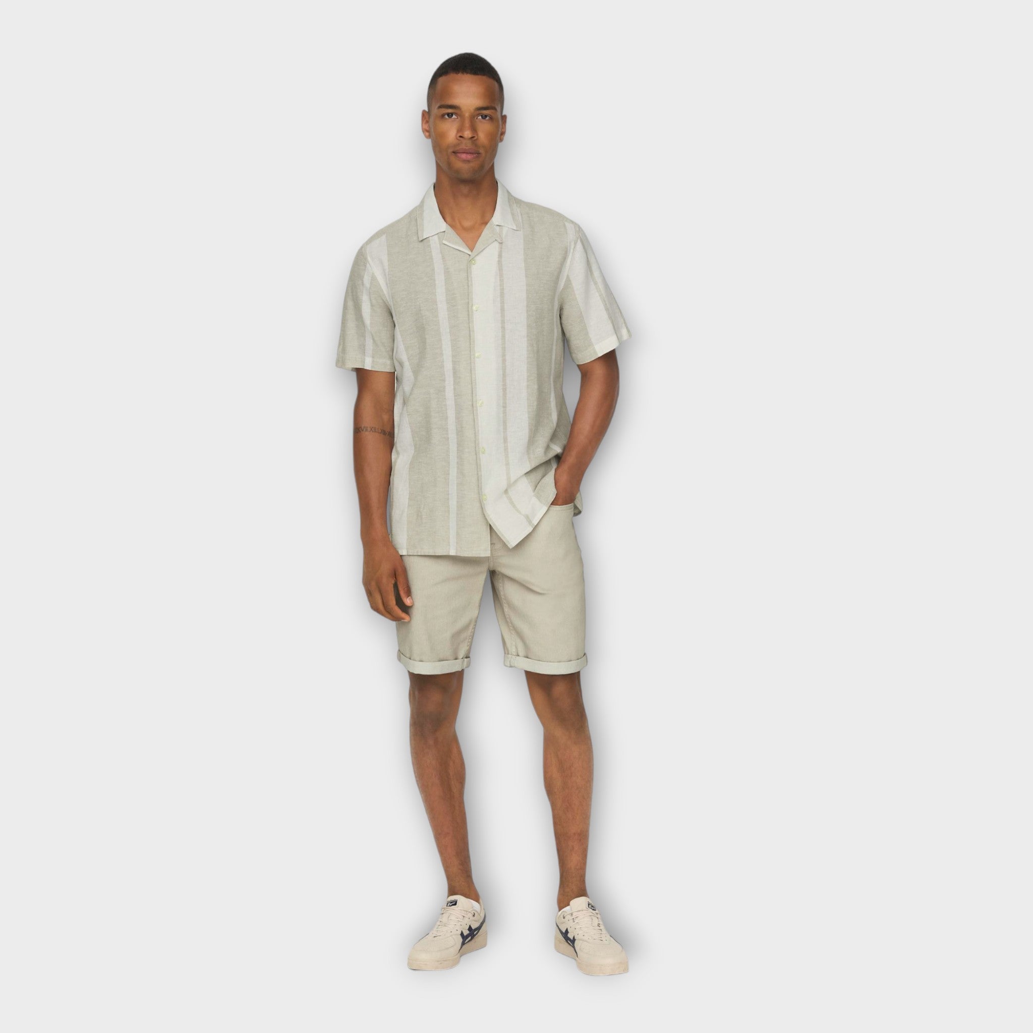 Only and Sons Caiden Stripe Linen Resort Shirt Khaki. Kortærmet sandfarvet stribet hørskjorte til mænd. Her set på model forfra.