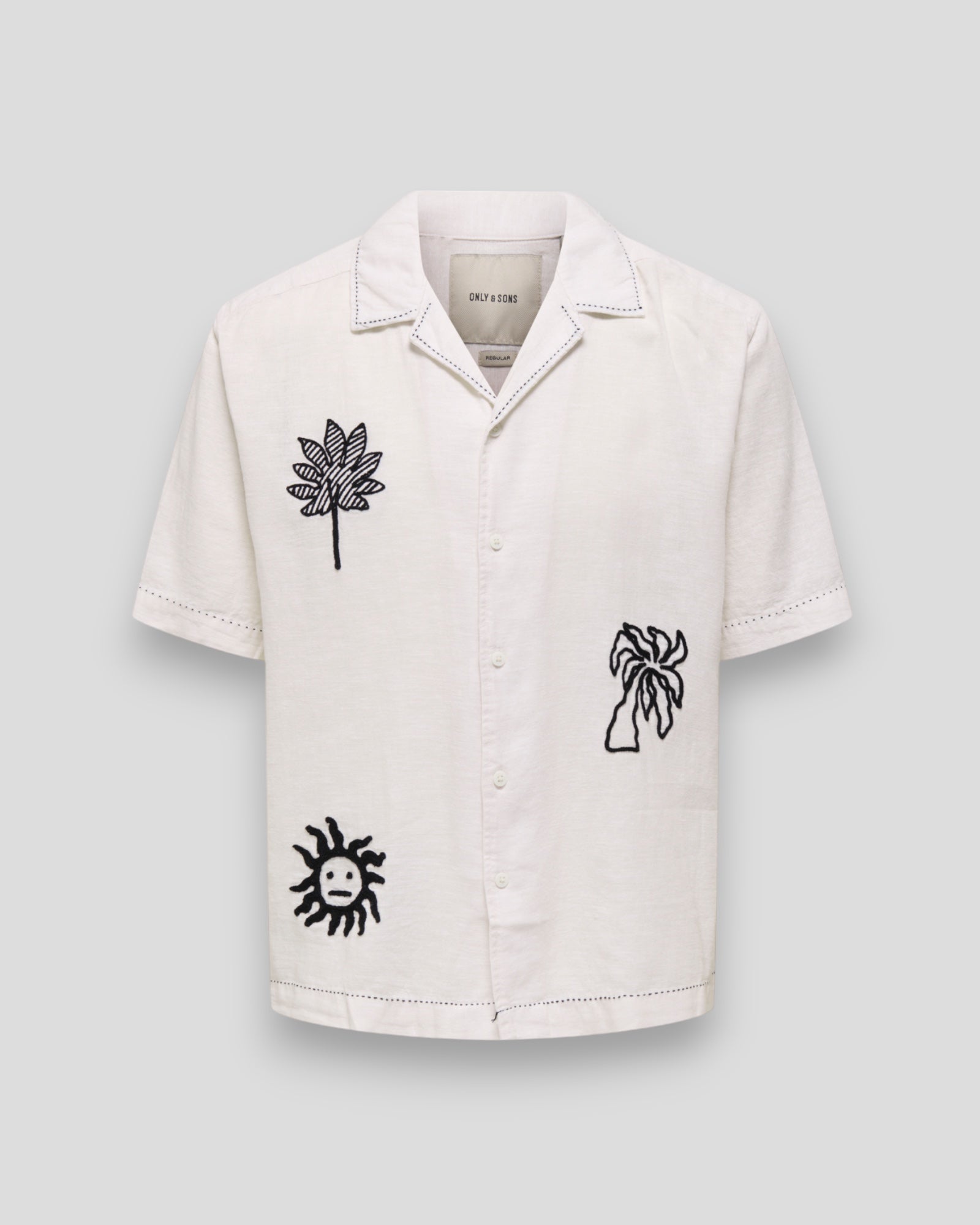 Only and Sons Maidenly Embroidery SS Resort Loose Shirt – hvid kortærmet herreskjorte med broderidetaljer. Her set forfra. 