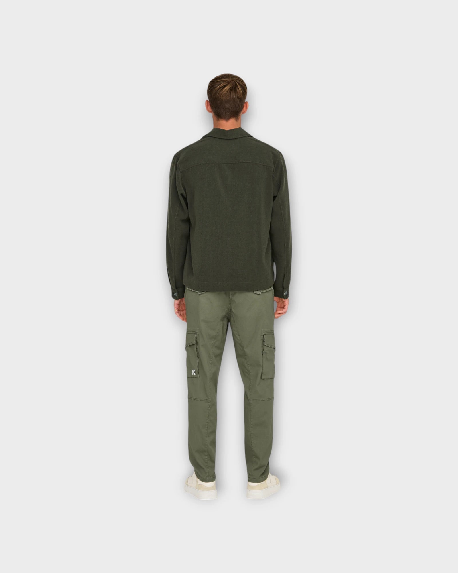 Marlon Comfort Stretch Overshirt Olive Night Melange - Grøn Only and Sons Overshirt. Her set på model bagfra.