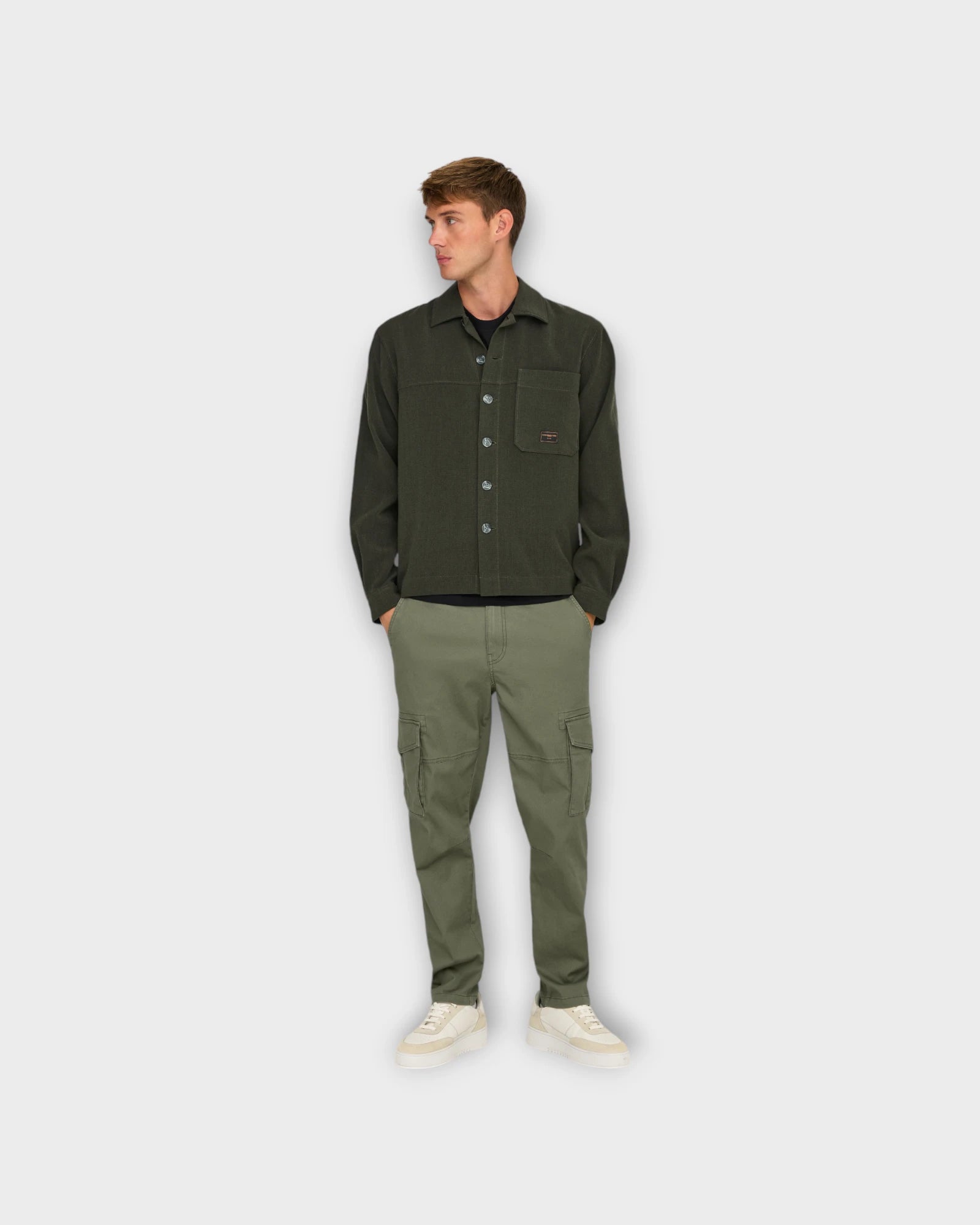 Marlon Comfort Stretch Overshirt Olive Night Melange - Grøn Only and Sons Overshirt. Her set på model forfra.