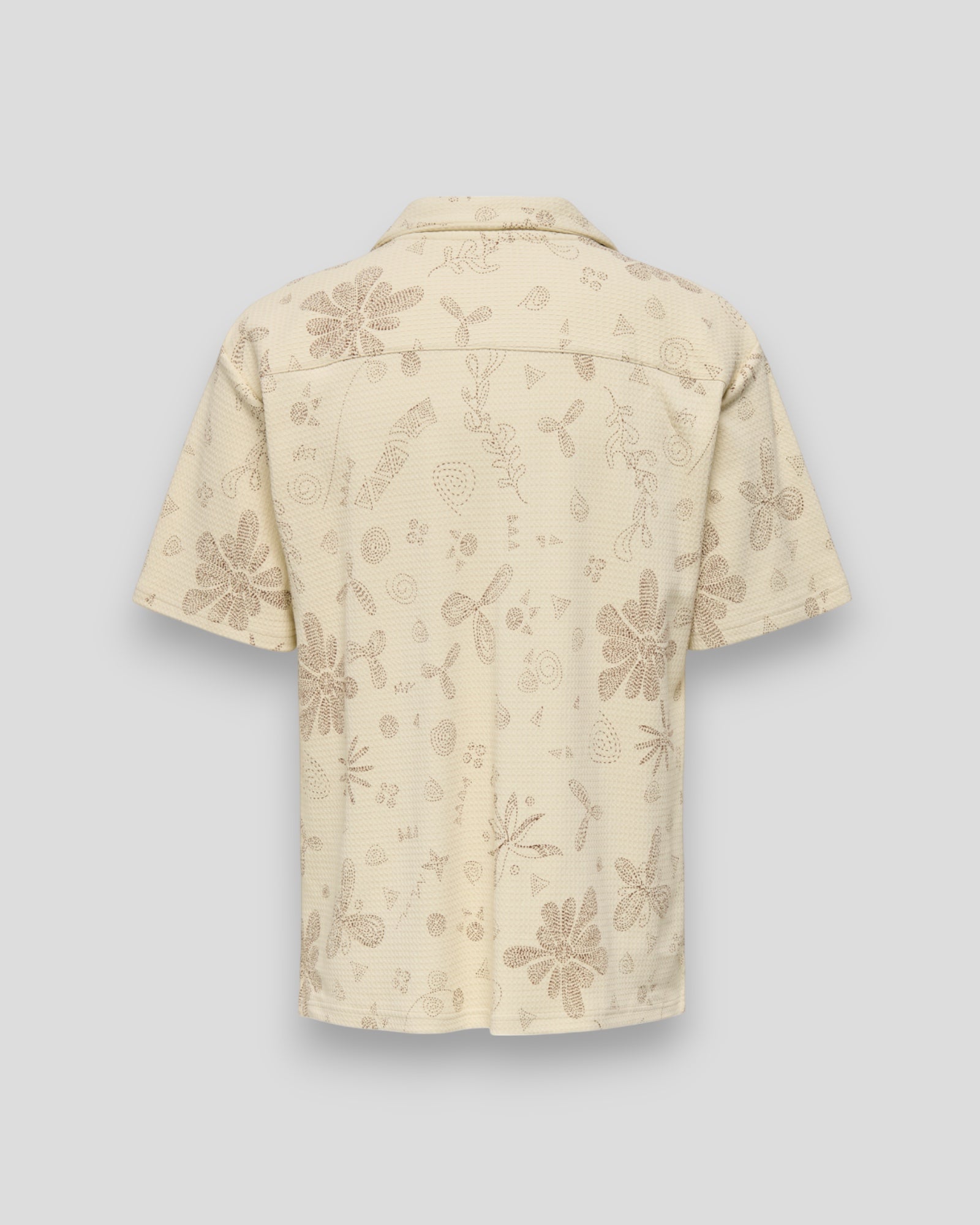 Sandfarvet kortærmet sommerherreskjorte med print og relaxed fit – Only and Sons Baggio Jersey.