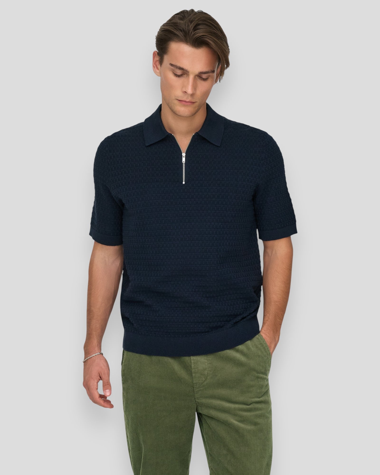 ONLY & SONS polo i mørk safir med struktureret åndbar knit, regular pasform og klassisk design.