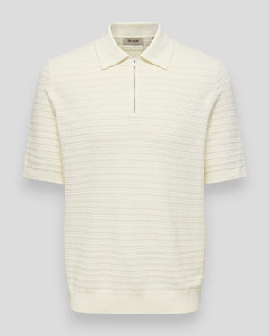 ONLY & SONS polo i egret med struktureret bomuldsstrik, afslappet og stilfuldt herrepoloklæde.