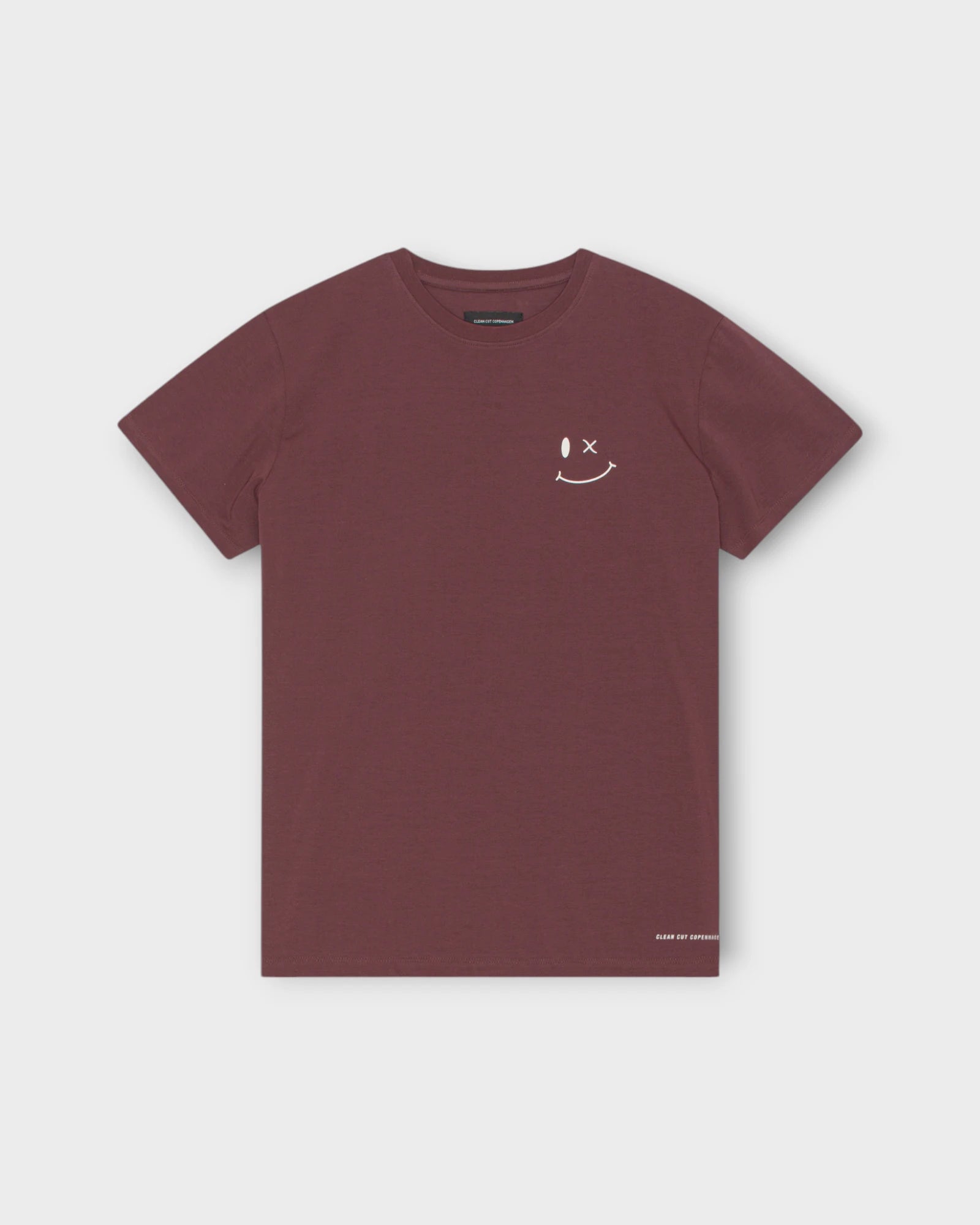 Patrick Organic Tee Dark Plum - Bordeaux Clean Cut Copenhagen Herre T-shirt. Her set forfra.