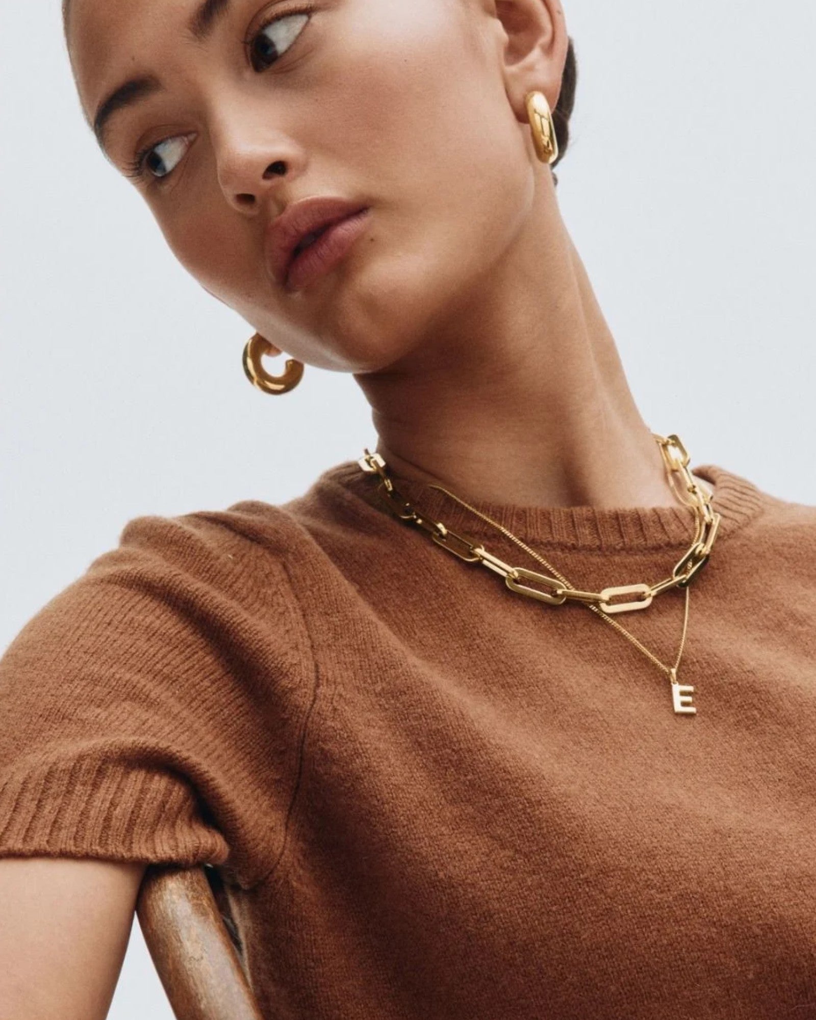 Guld Ivy Maxi Halskæde til kvinder med chunky design og bogstav charm fra Edblad, smuk og iøjnefaldende smykke.