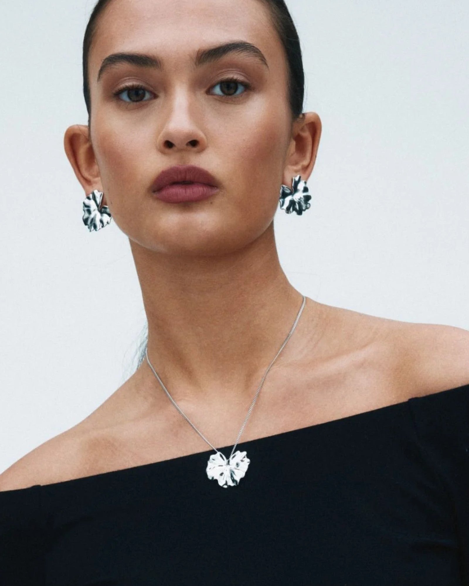 Store 1: Elegant sølv øreringe til kvinder, Gerana Studs Large fra Edblad Dame, fin detalje og moderne design.