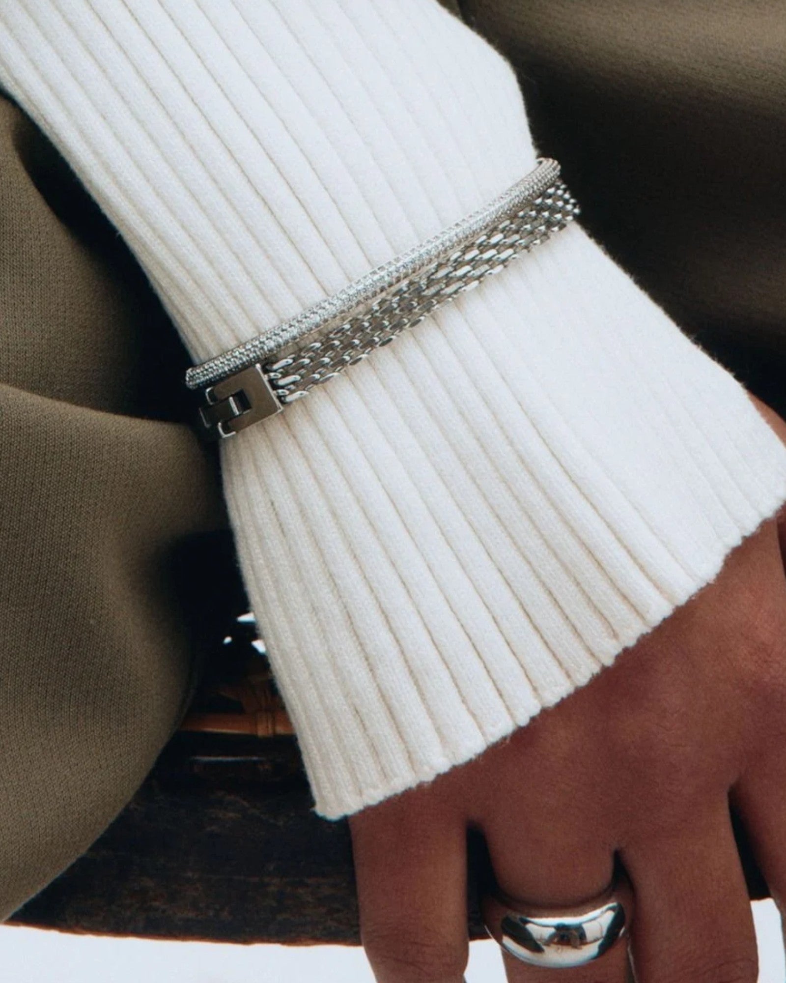 Sølv Lana armbånd til kvinder med små, elegante detaljer, designet af Edblad Dame, synligt i billedet.