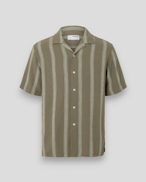 Relax-Sal kortærmet skjorte fra SELECTED Homme i Vetiver med brede striber – let og stilfuld sommerskjorte til et afslappet look