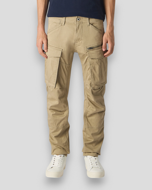 Dame i G-STAR RAW Rovic Zip 3D Regular Tapered trackpants i dune farve, afslappet pasform, foran og bagpå.