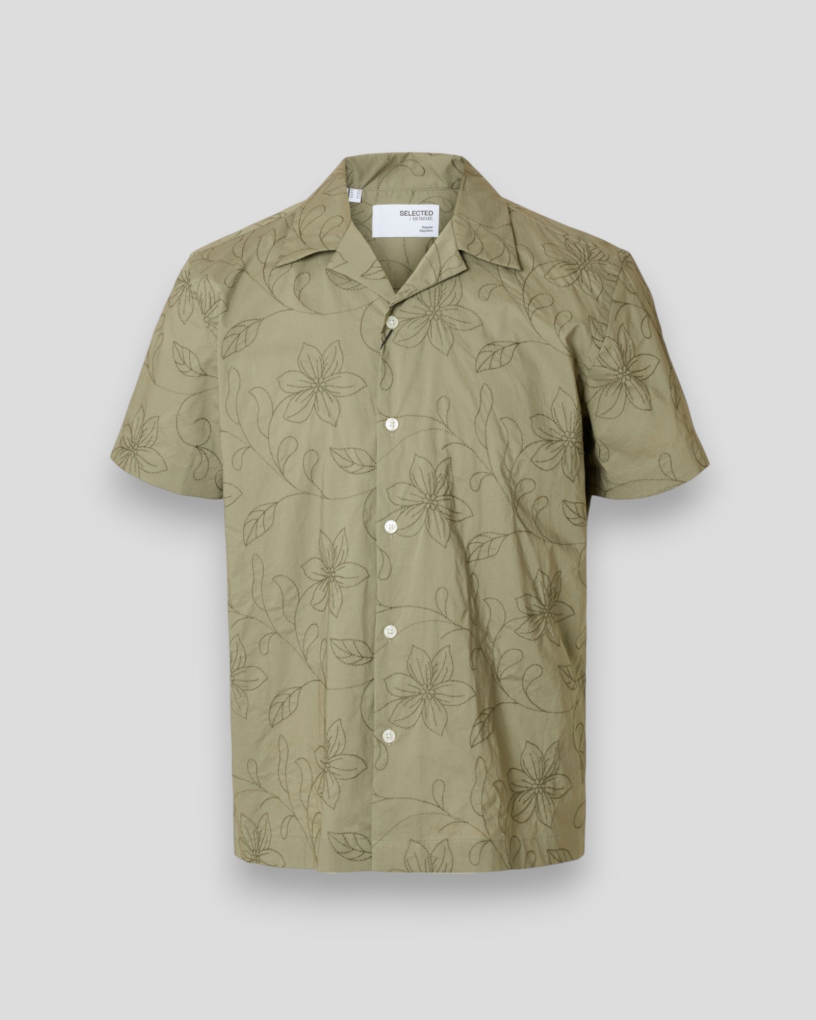 Selected Homme Regular Hyde AOE SS Shirt – støvet grøn kortærmet herreskjorte med floral mønster. Her set forfra. 