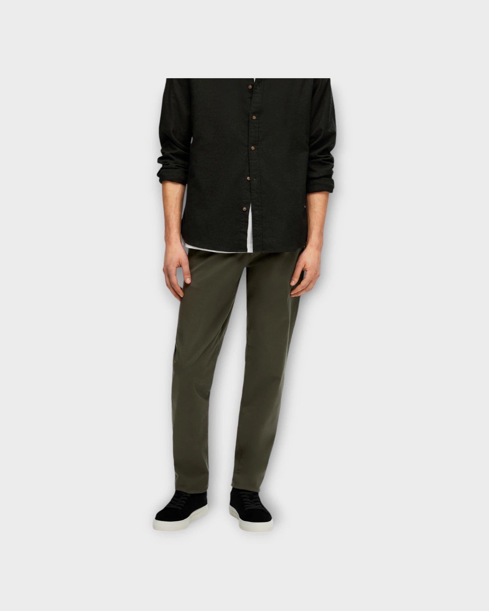 Slim New Miles Flex Pants Forest Night - Army Grønne Selected Homme Herre Chinos. Her set på model i closeup.