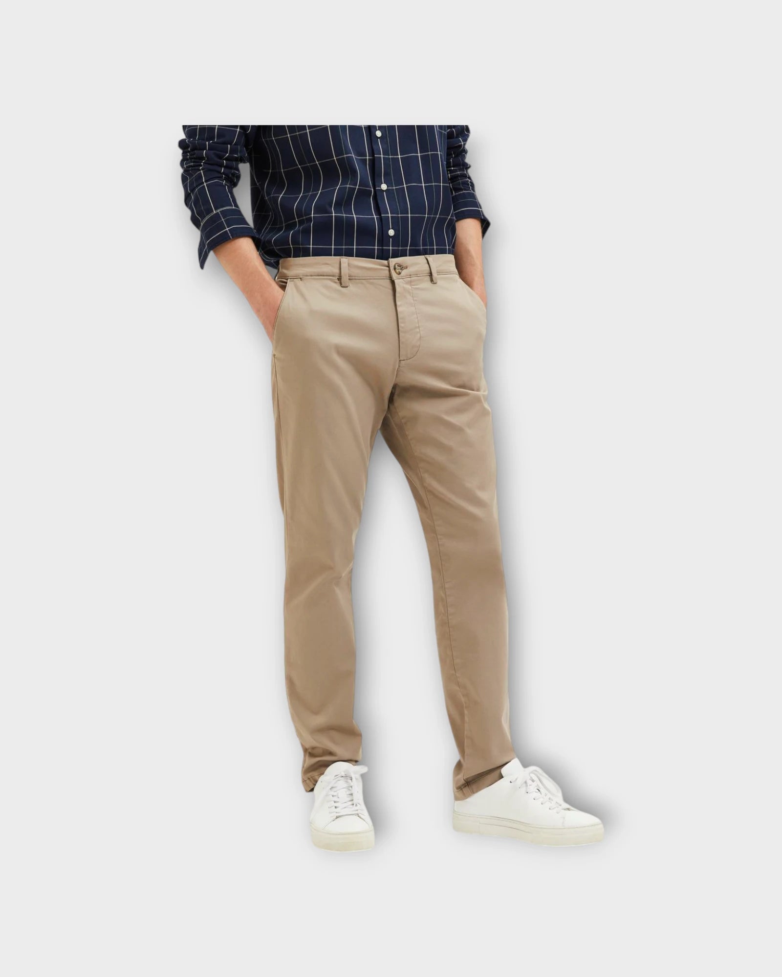 Slim New Miles Flex Pants Greige - Sandfarvet Selected Homme Herre Chinos. Her set på model i closeup.