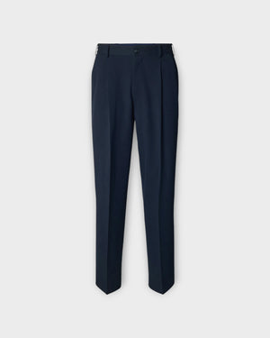 Navy blå Selected Loose Finn Flex bukser set forfra, afslappet pasform og komfortabelt design.