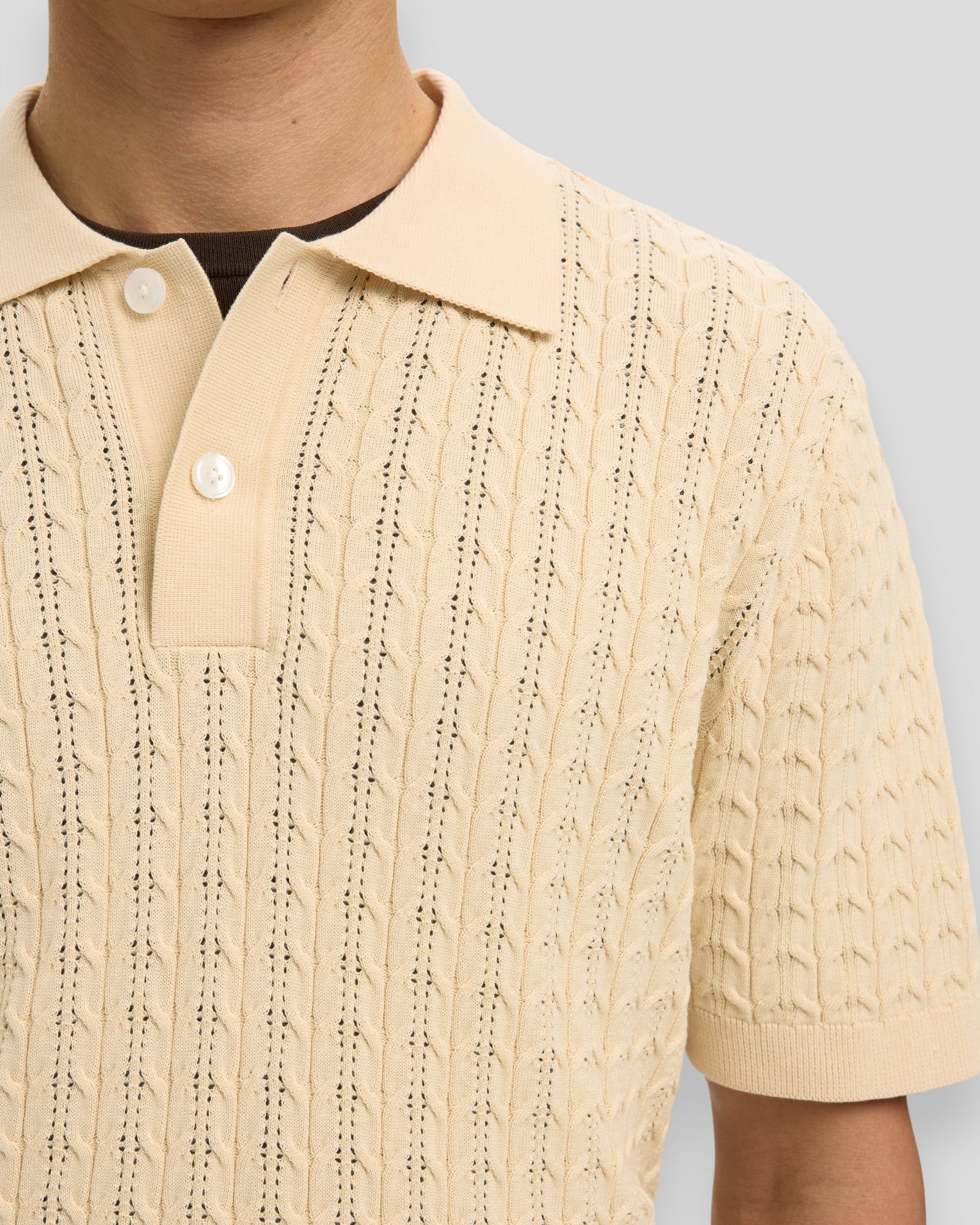 Mænds Selected Mattis SS Cable Polo i angora, strikket polo med cable-mønster og rund hals, blød og komfortabel.