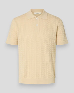 Selected Mattis SS Cable Polo i angora med strikket kabeldesign, vises i close-up med krave og knapper.