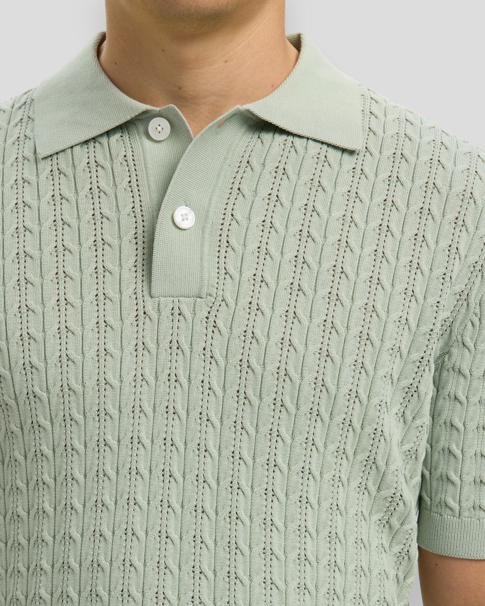 Aqua gråt Selected Mattis SS Knit Cable Polo til mænd, vises med krave og knapper foran, afslappet og stilfuldt design.