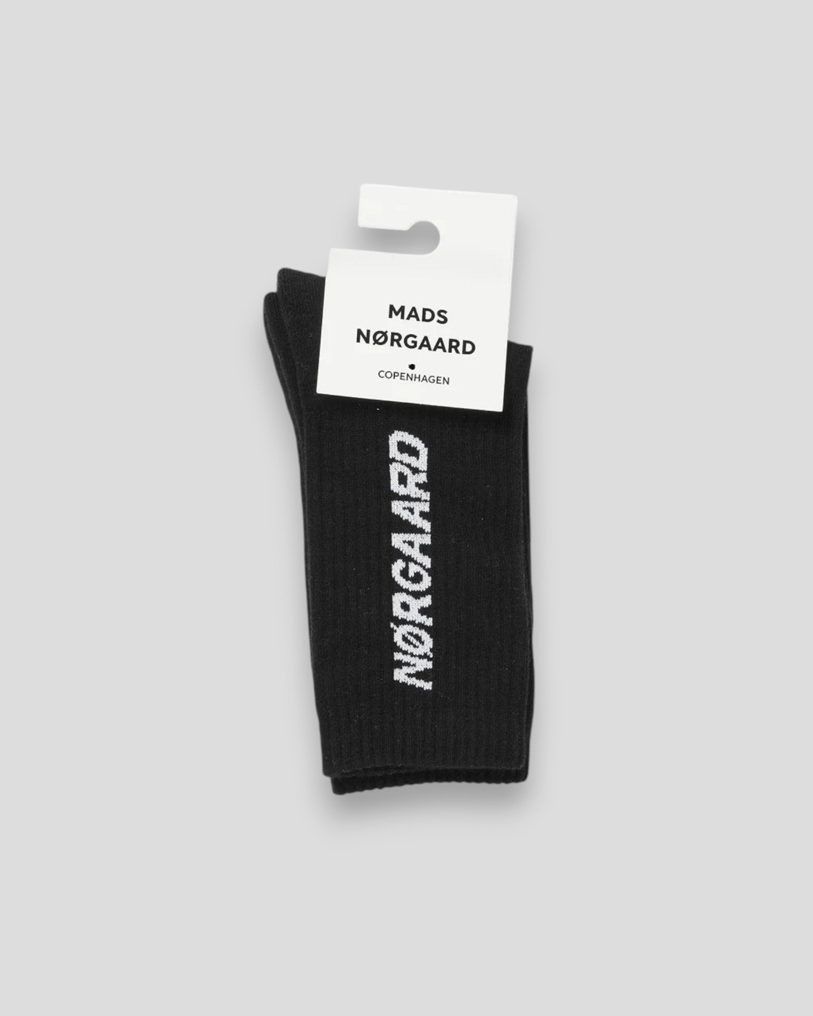 Mads Nørgaard Classic Tennis Sock i Black – en komfortabel og stilfuld sort strømpe, ideel til at fuldende ethvert casual look.